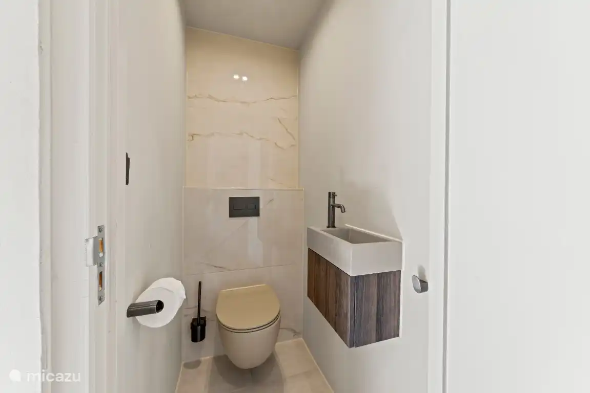 Baño separado en el sótano, junto al gimnasio y dormitorio 4