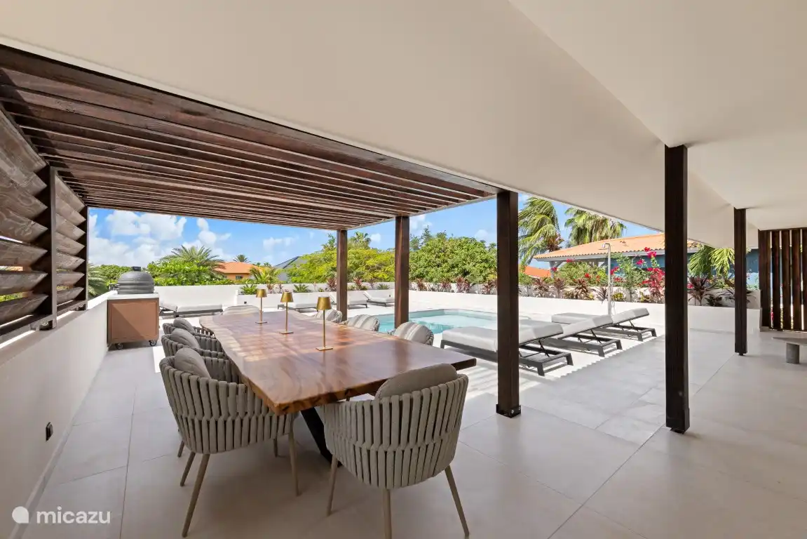 Mesa de comedor para 8 personas bajo dosel/pérgola