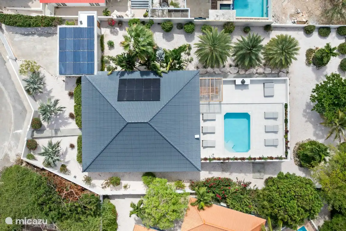 Vista aérea: villa independiente Yellow Lotus con amplio jardín y garaje para coches