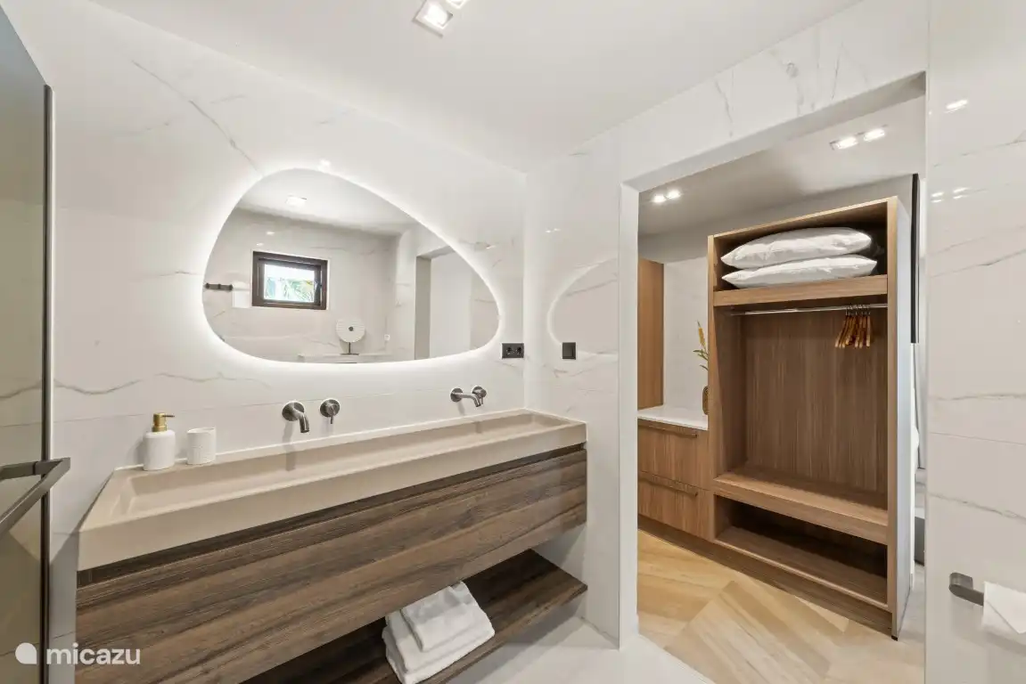 Baño 1 con armario y caja fuerte