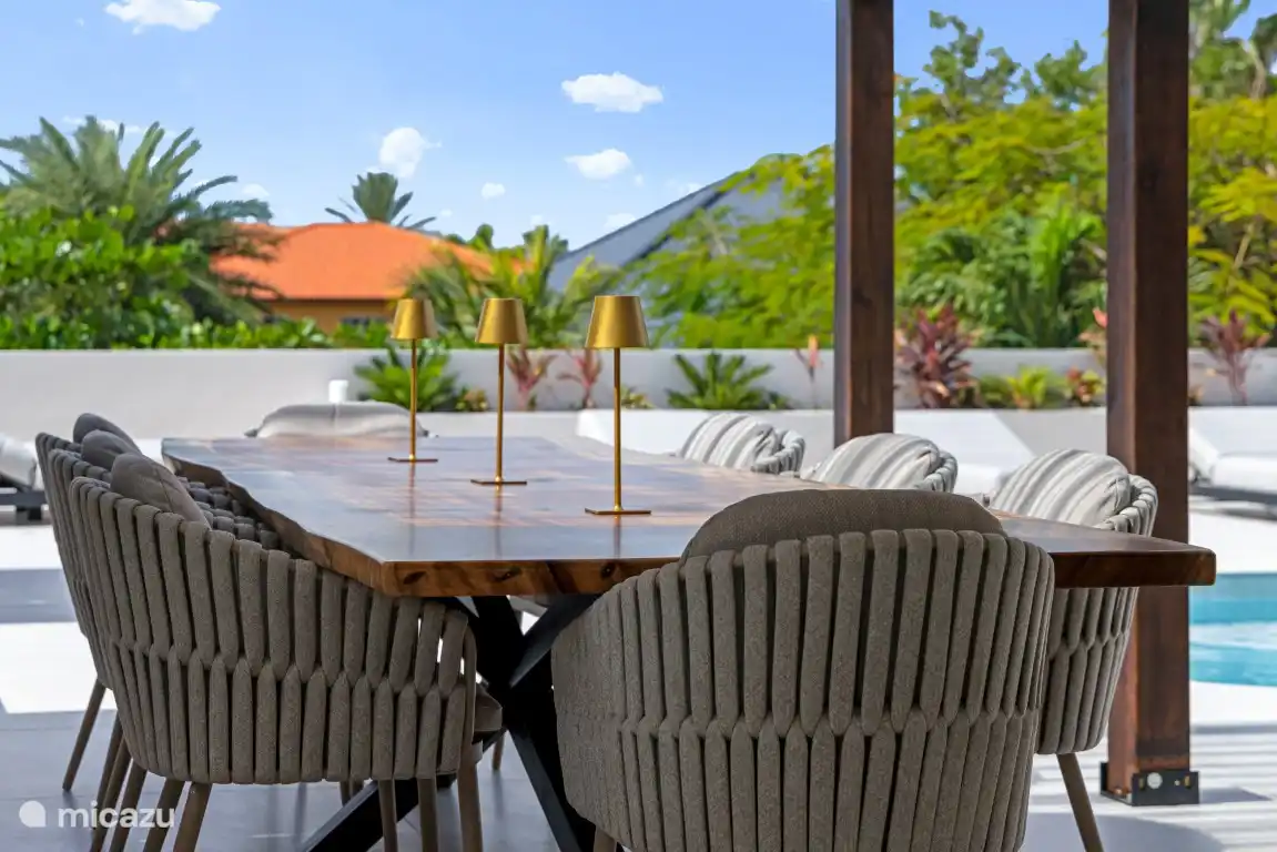 También desde la mesa del comedor se ofrece una vista maravillosa del jardín y la terraza de la piscina. Privacidad total porque la plataforma de la piscina está más alta en relación con las parcelas circundantes