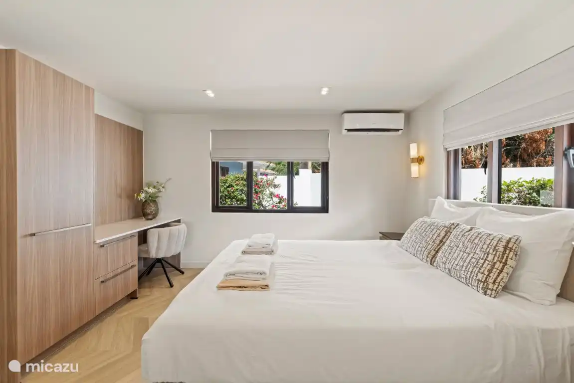 El dormitorio 3 tiene un armario con caja fuerte y un escritorio