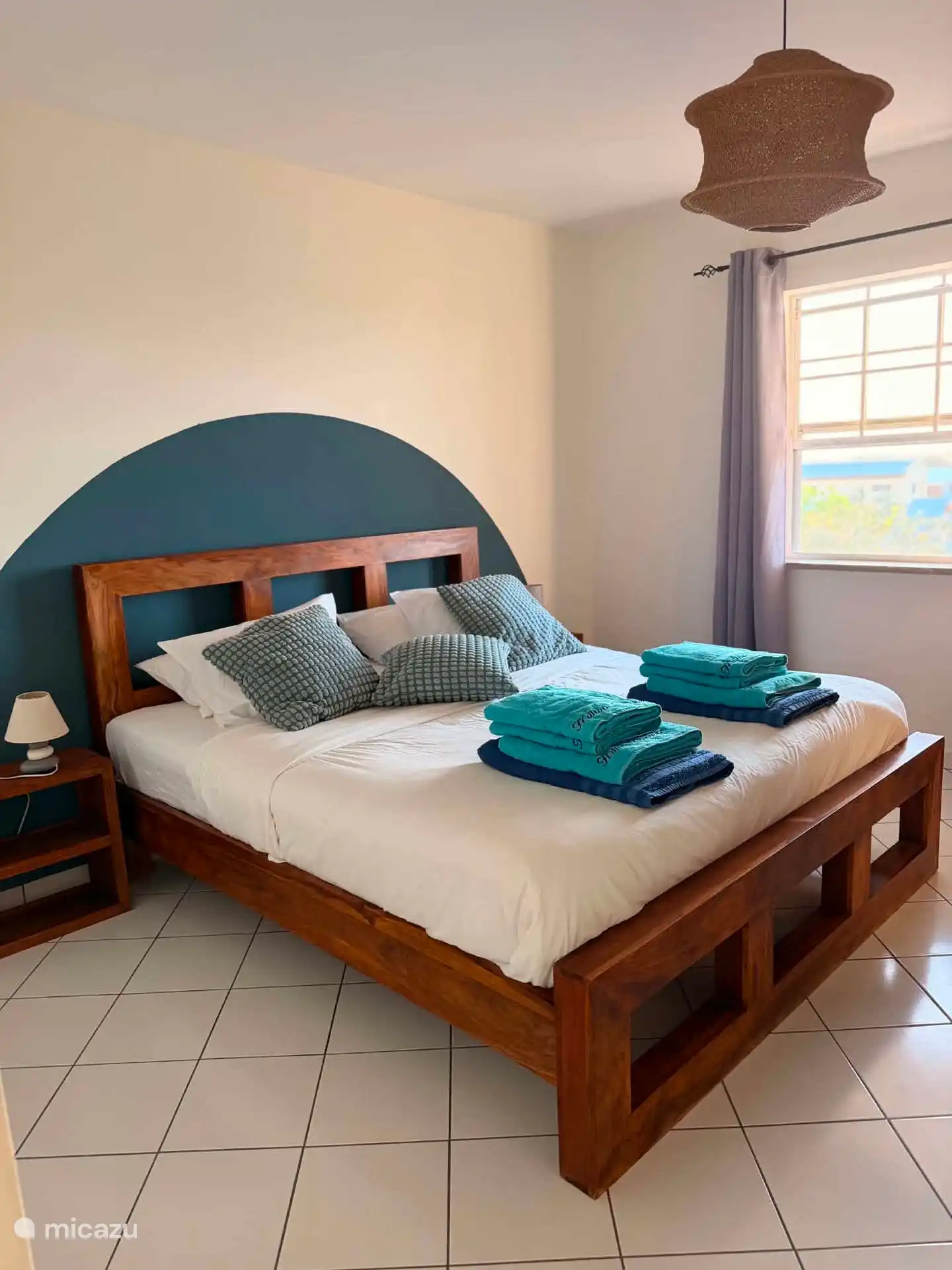 Comfortabel kingsize bed. 