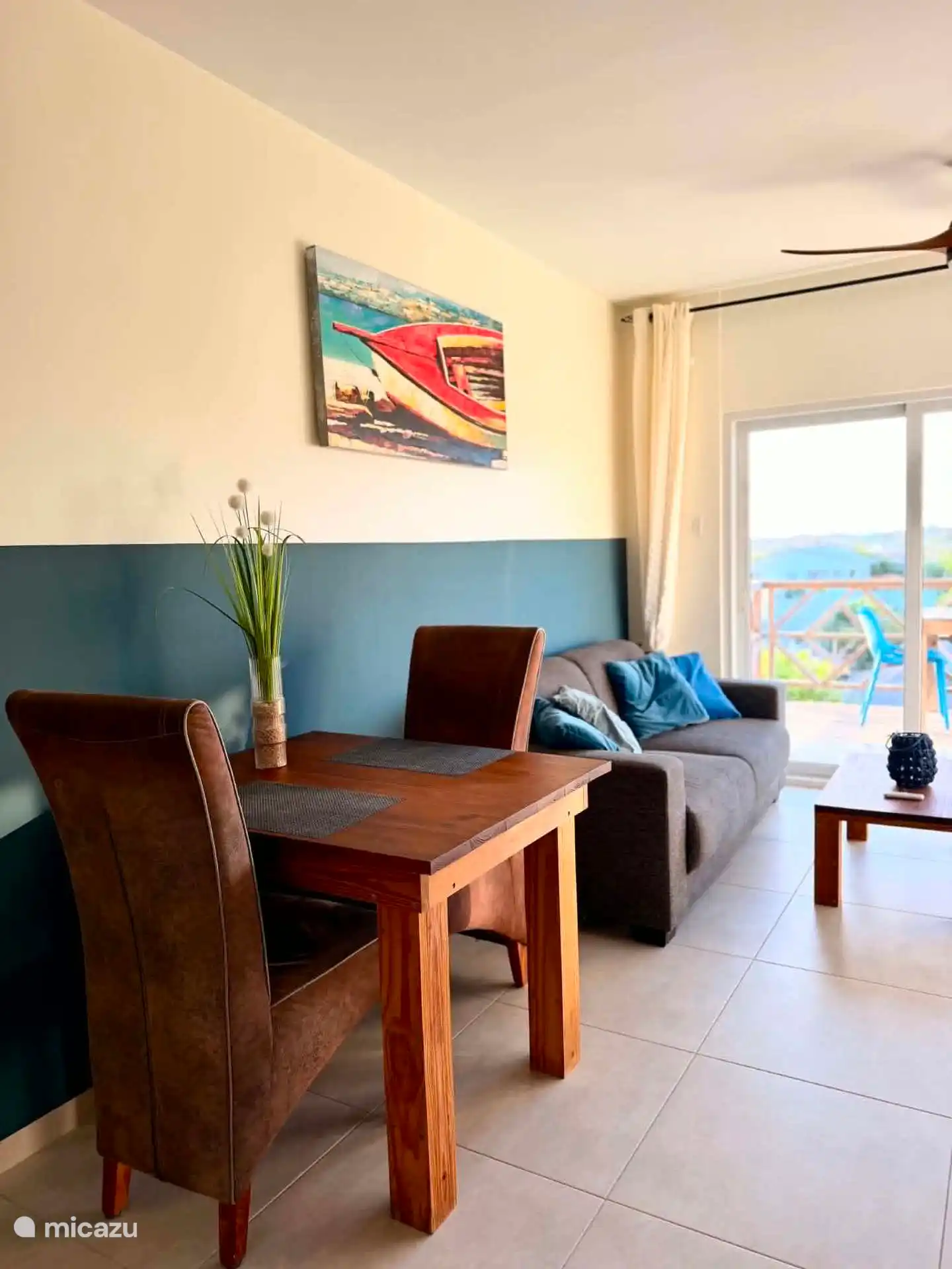 Gezellige woonkamer met open keuken en eetkamer - perfect voor twee personen.