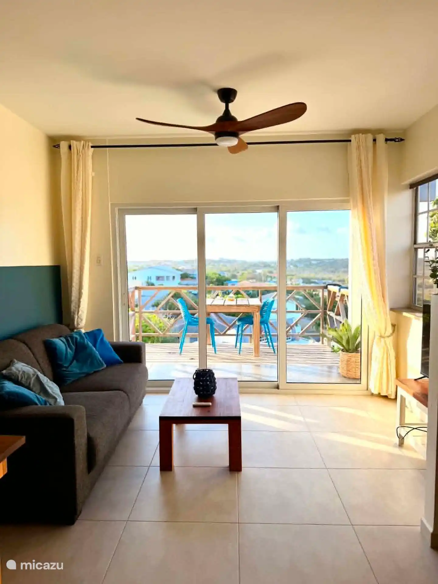 Balkon met zithoek en een prachtig uitzicht.