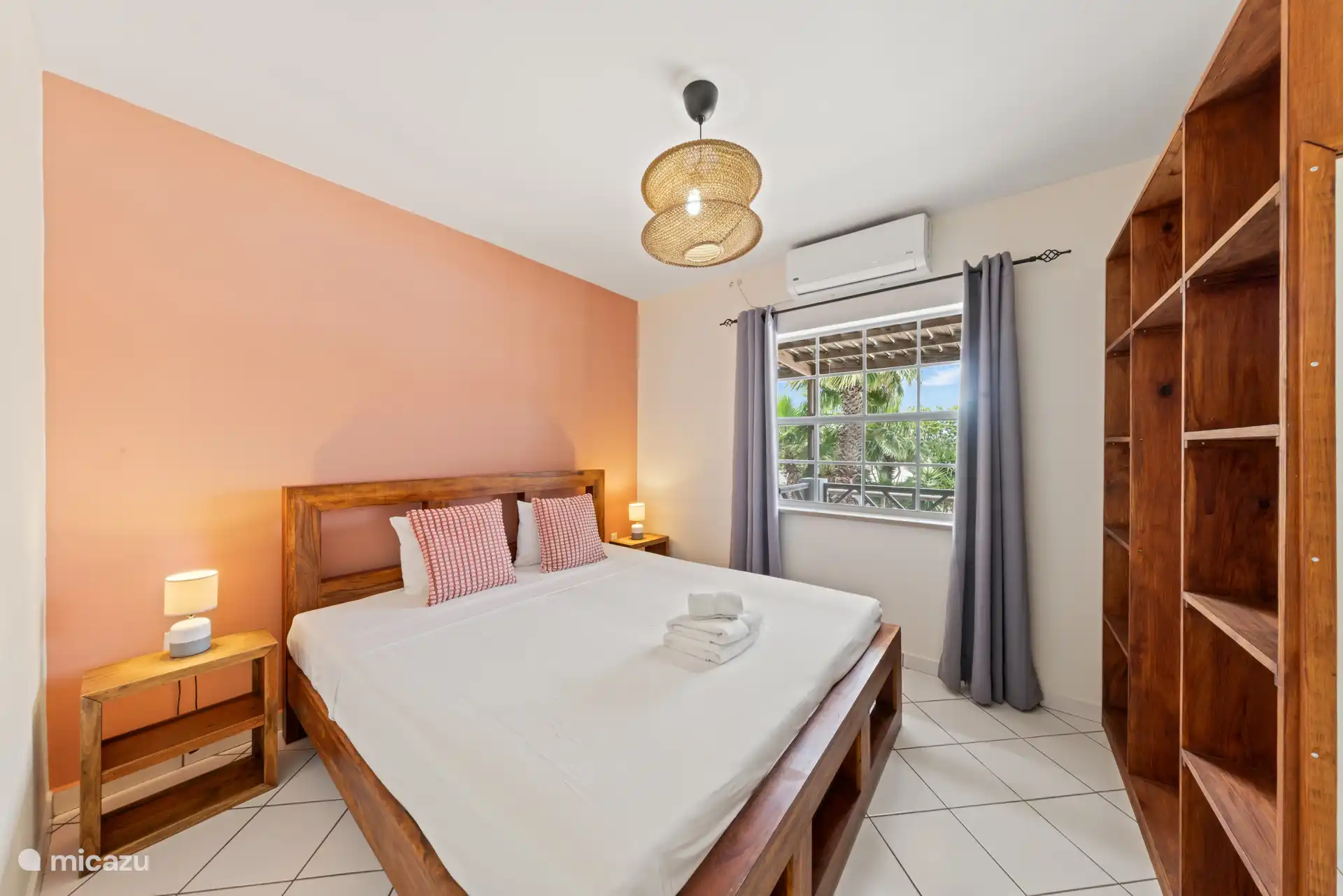 Comfortabel kingsize bed in een ruime slaapkamer.