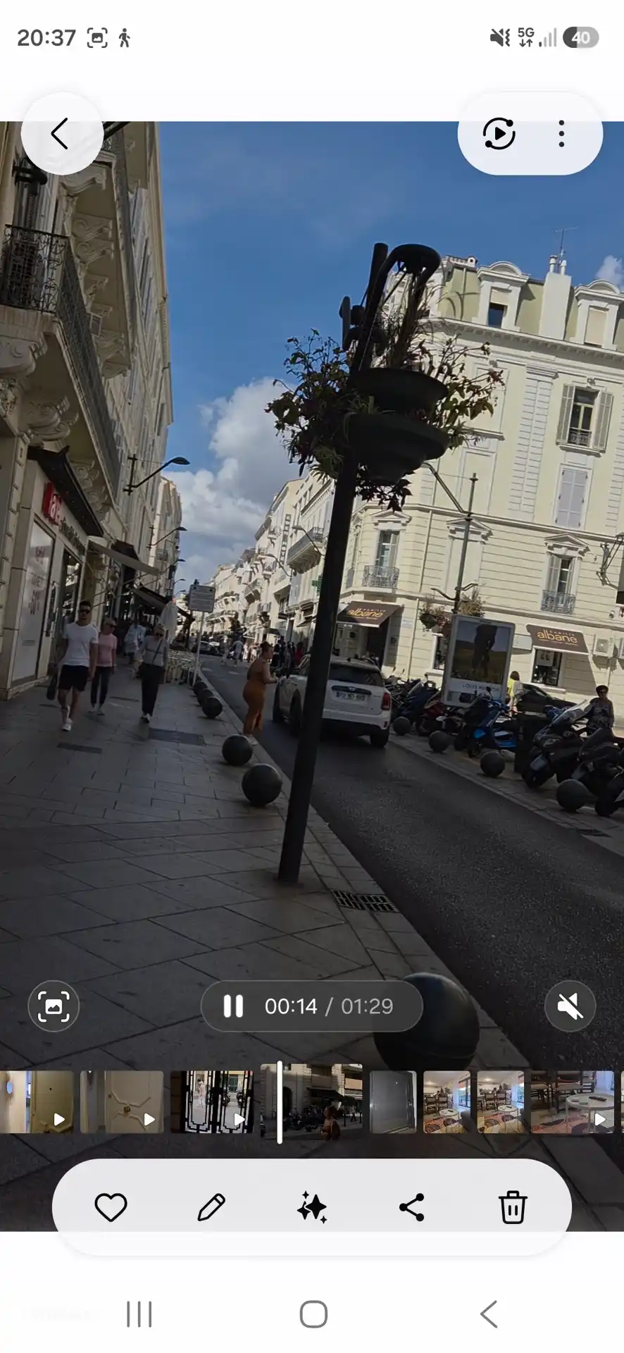 De rue D'Antibes waar het appartement zich bevindt. 