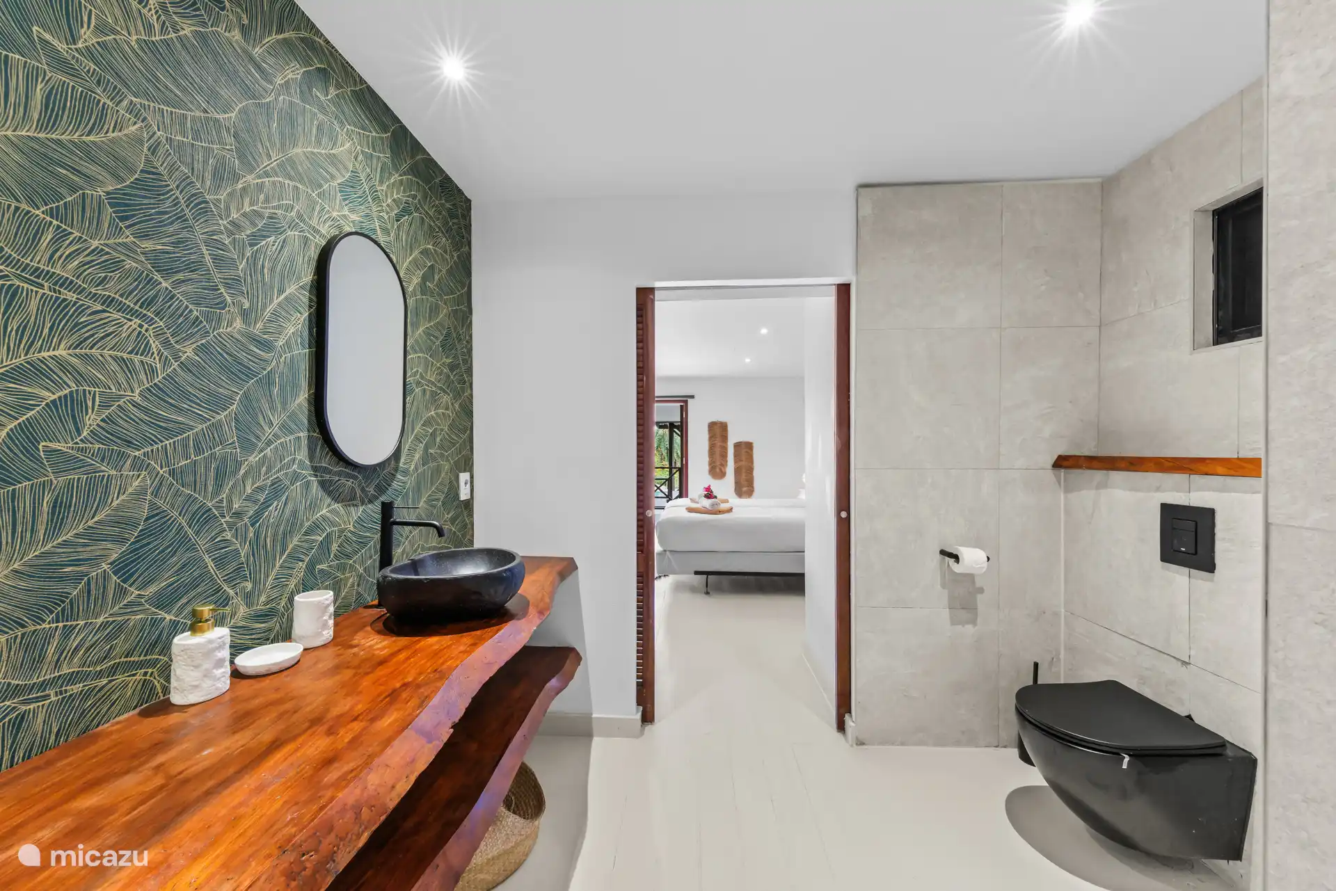 De badkamer van de master bedroom