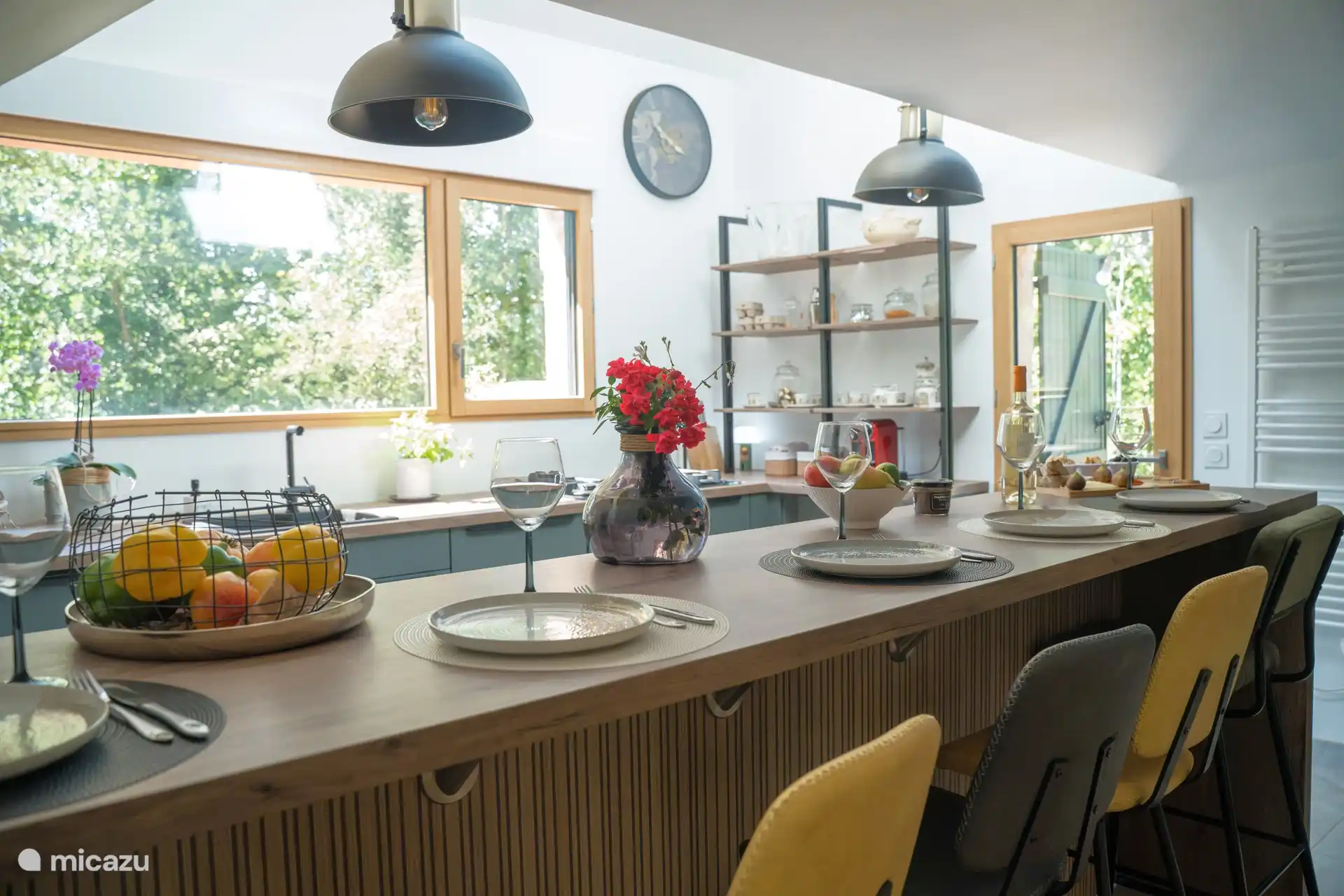 De keuken met grote eetbar