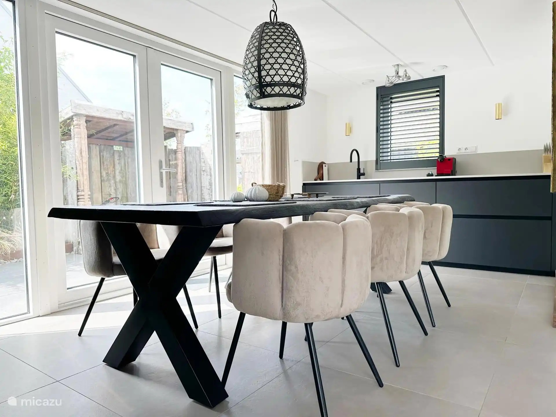 Eettafel en keuken
