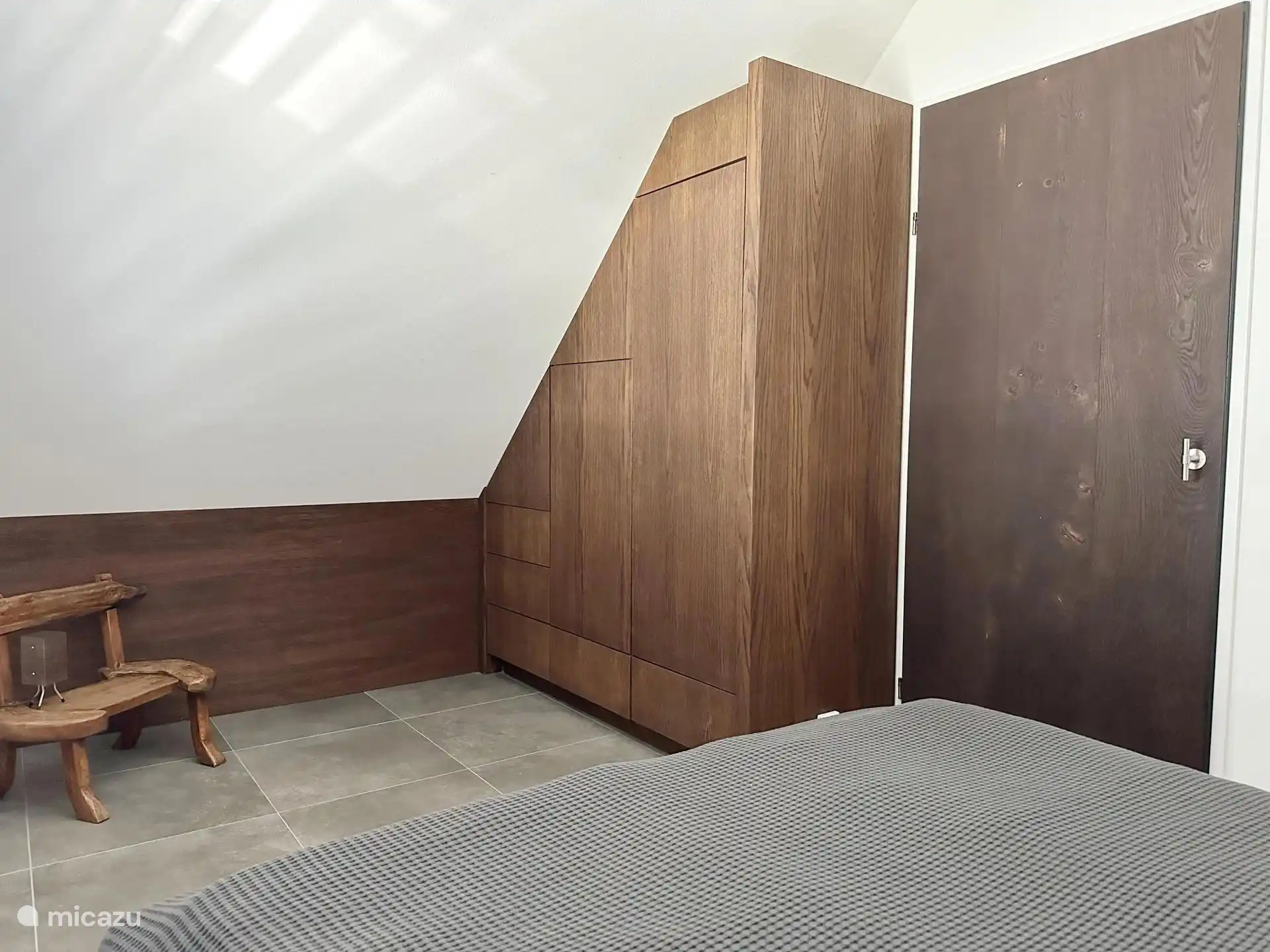 Slaapkamer met kledingkast