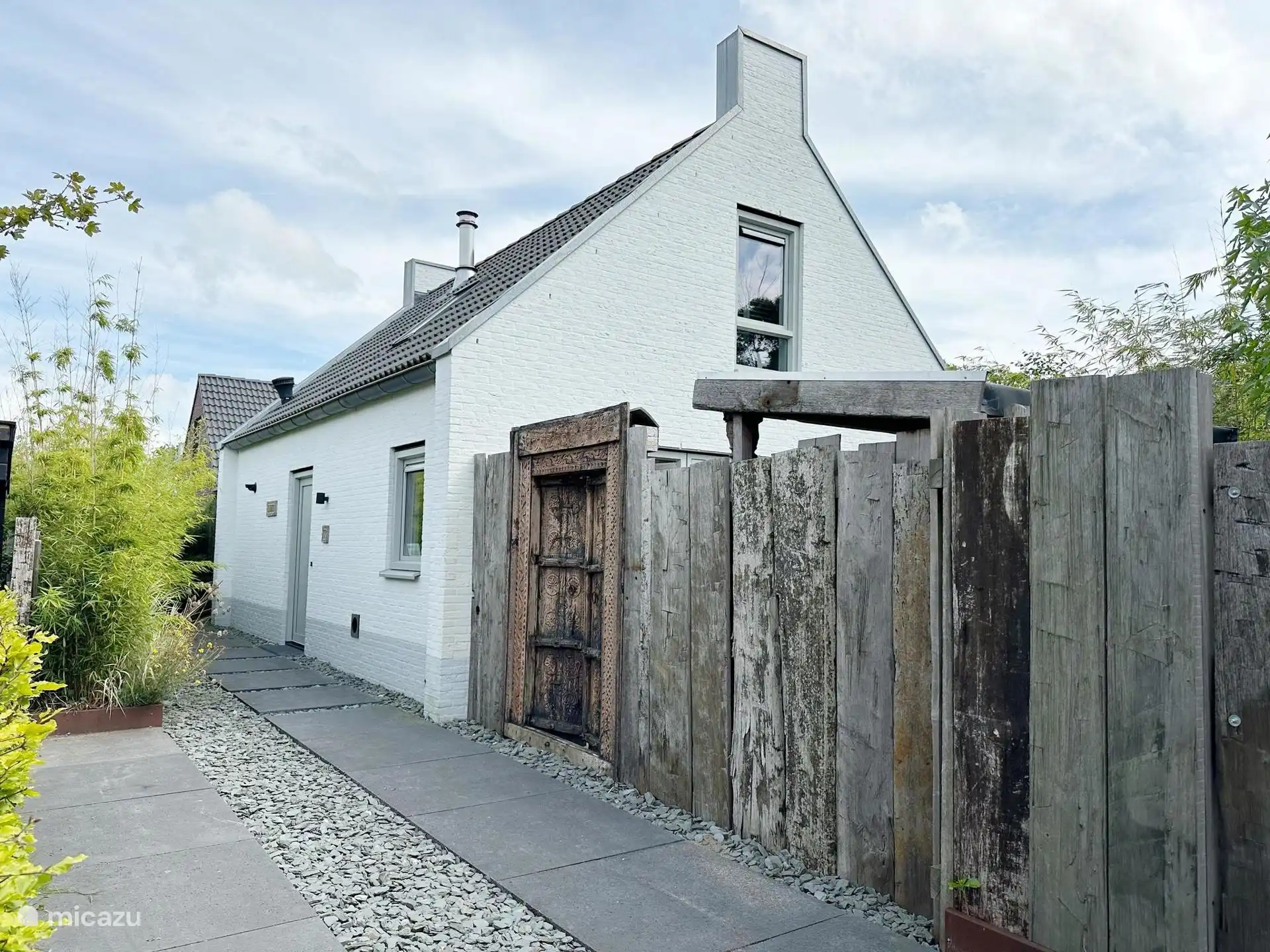 Woning zijkant met poort