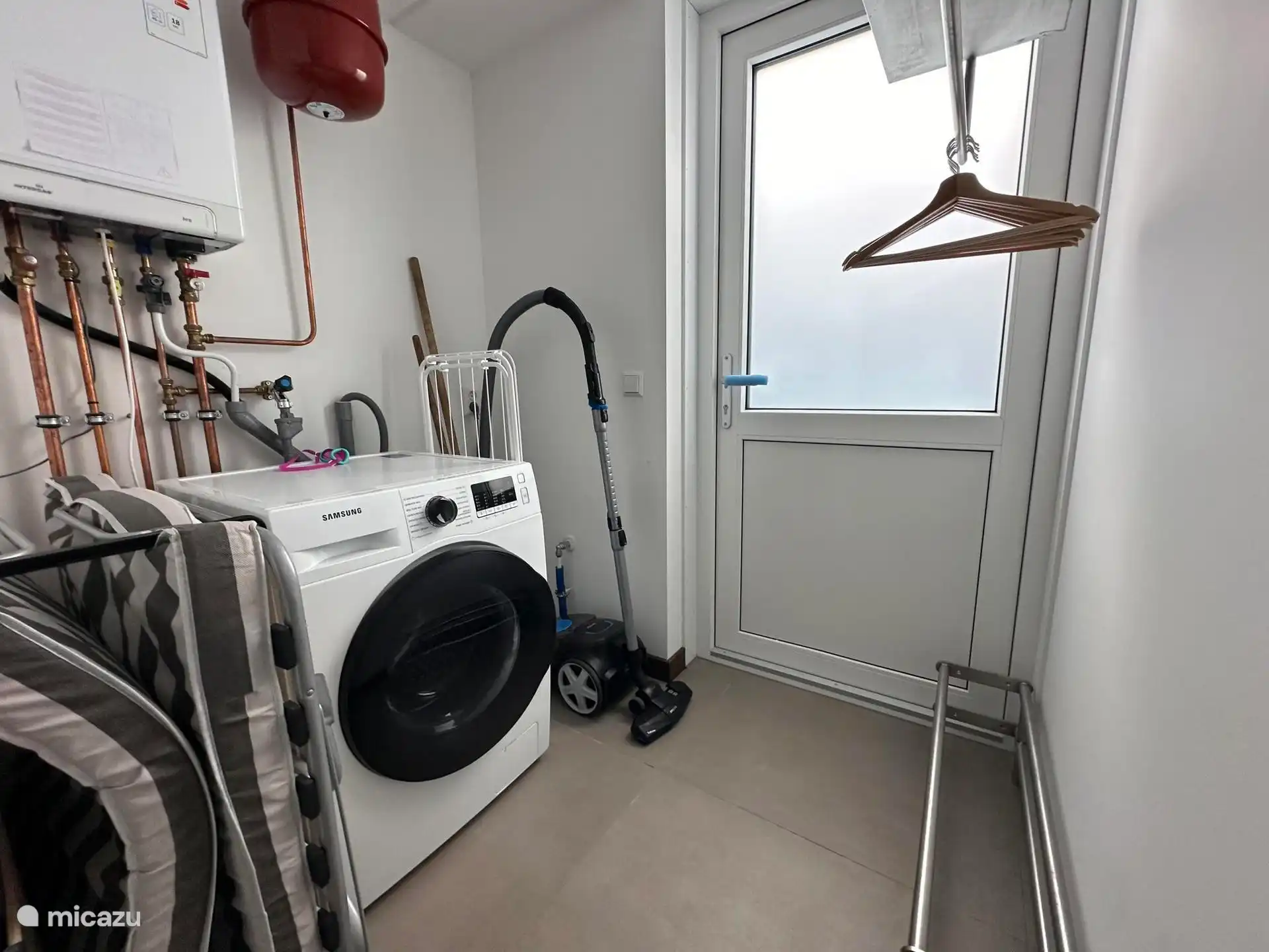 Wasruimte met wasmachine