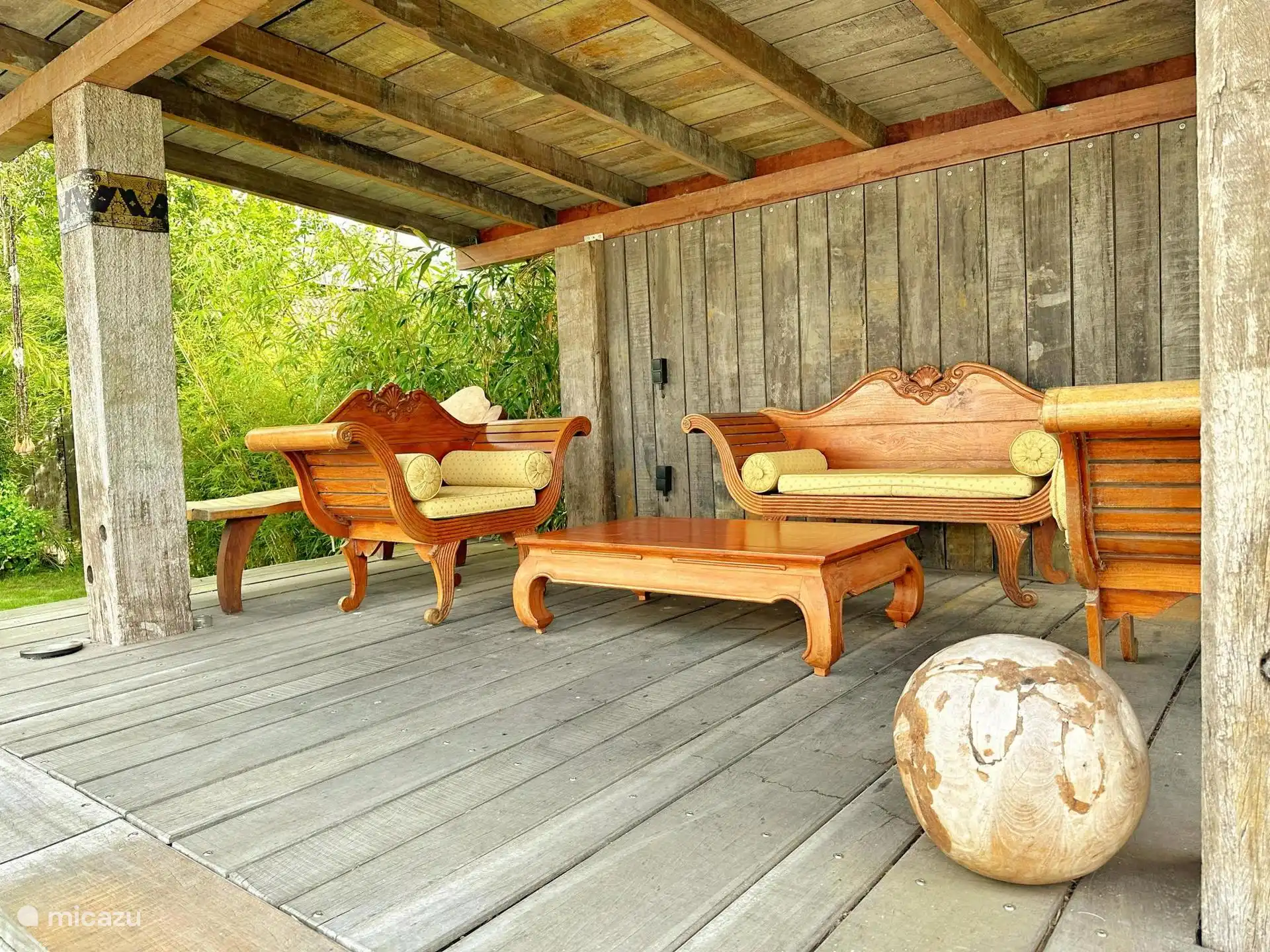 Overdekte veranda met loungeset