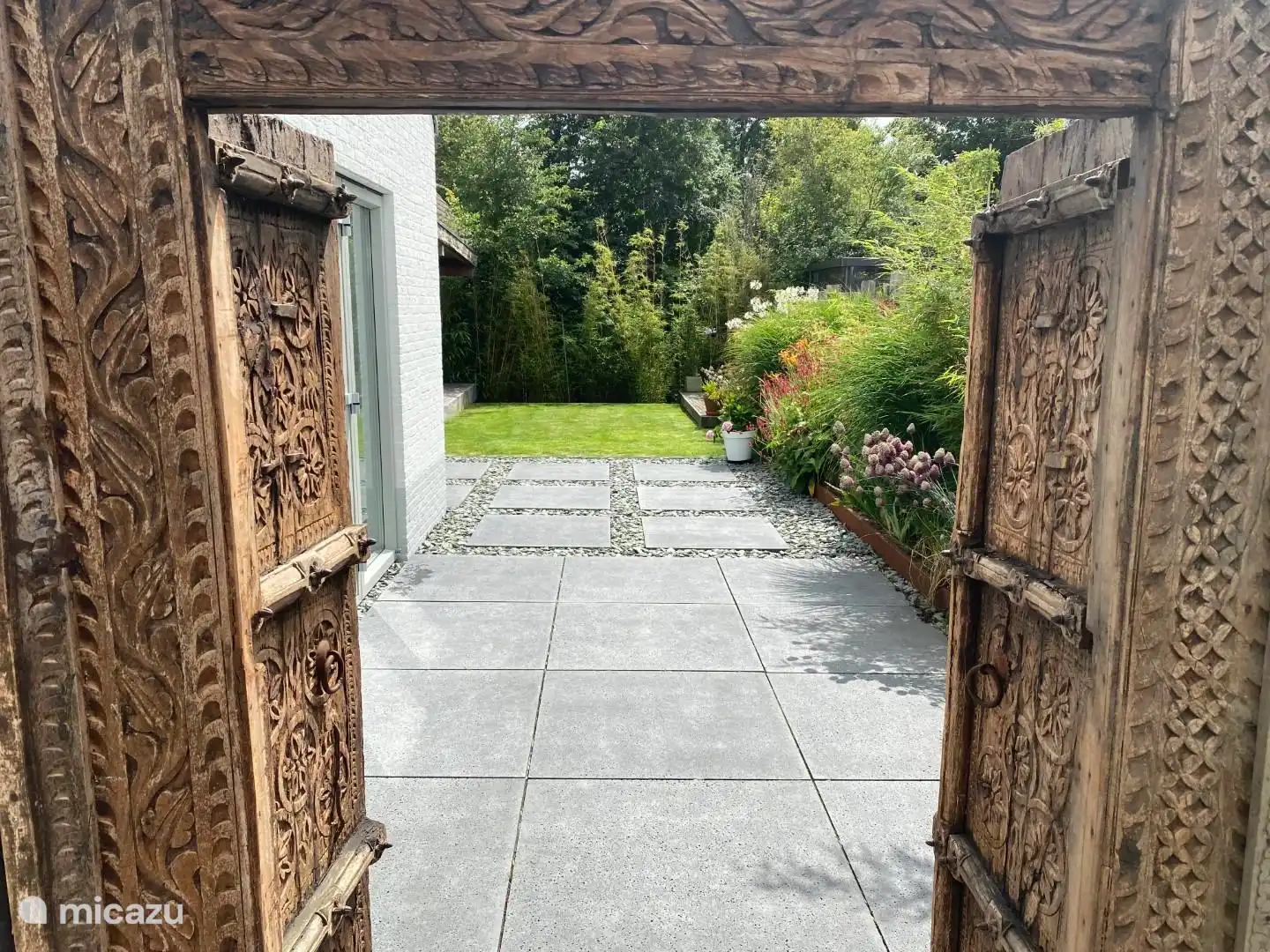 Doorkijk door de tuinpoort