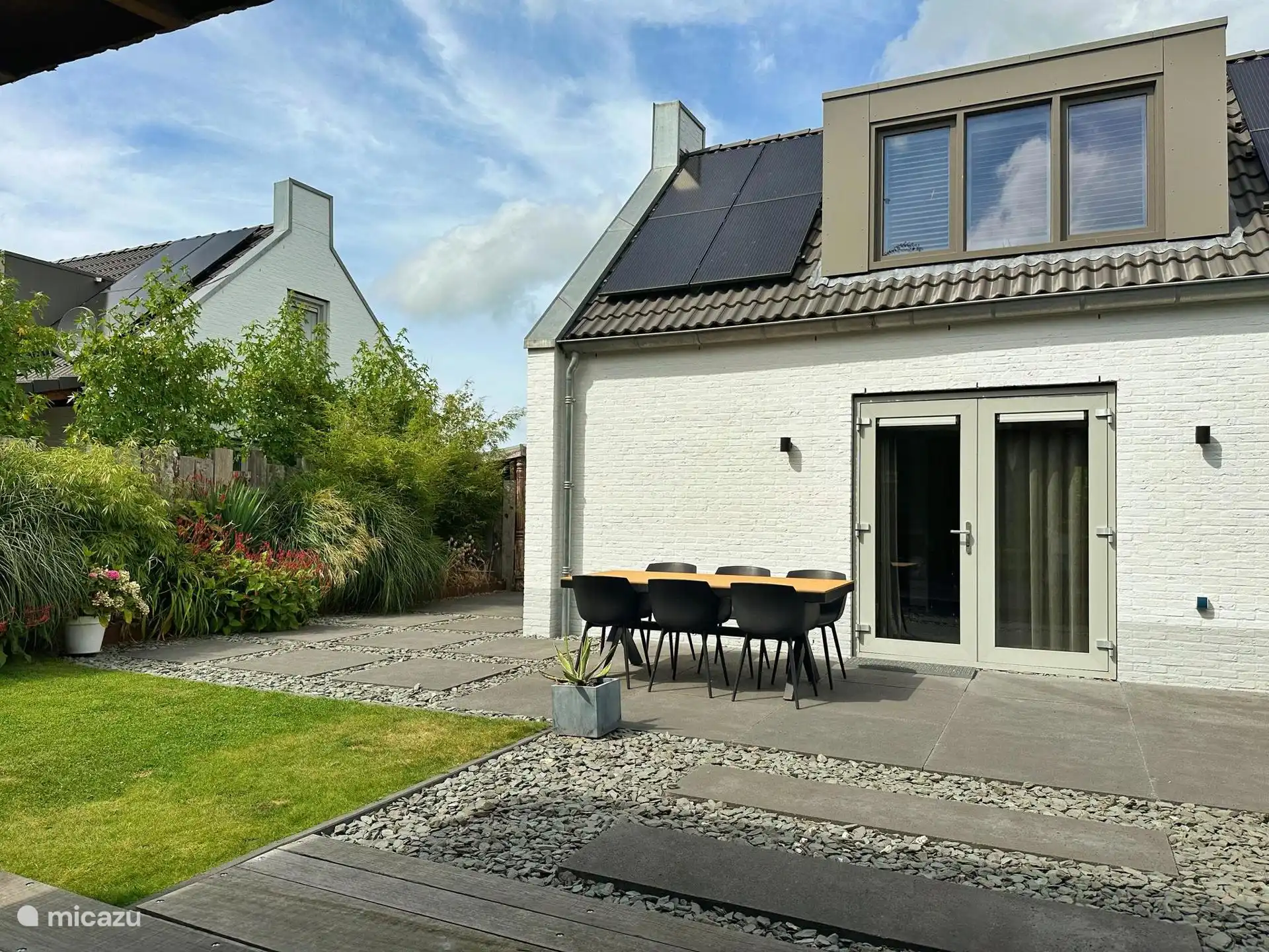 Terras met eettafel