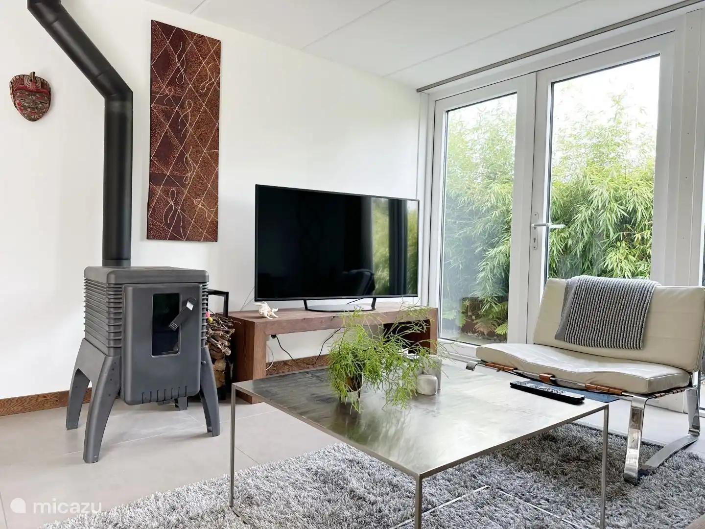 Woonkamer met tv en houtkachel