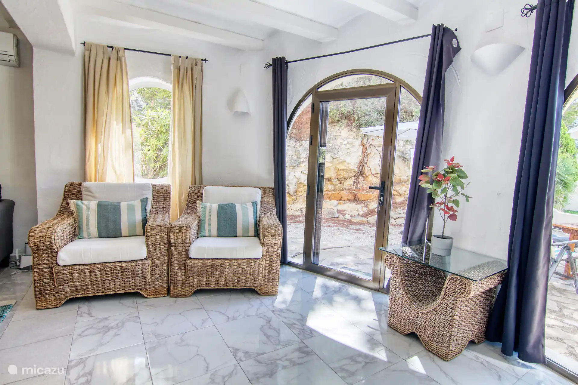 Wohnzimmer mit Blick auf eine private Terrasse