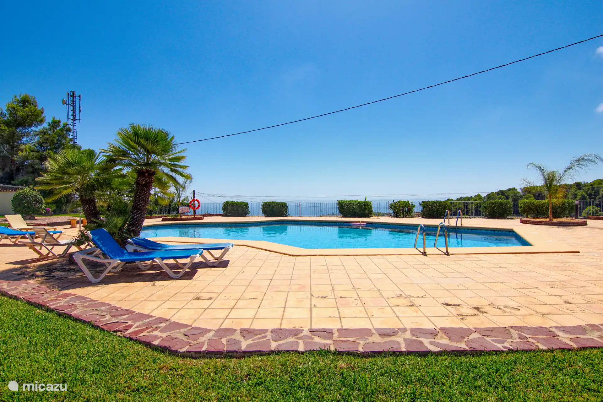 Gemeinschaftsschwimmbad mit Blick auf die Costa Blanca