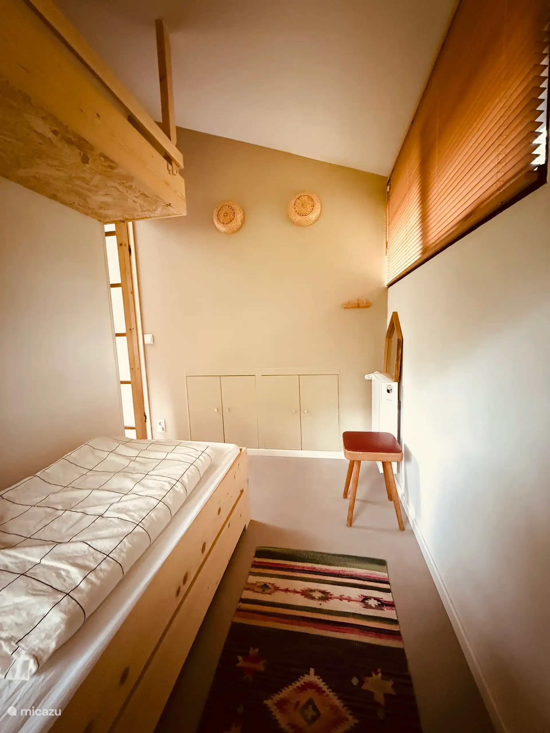 Segundo dormitorio (infantil) con posibilidad de apilar 2 camas y una cama tipo altillo. Espacio de almacenamiento bajo la cama.