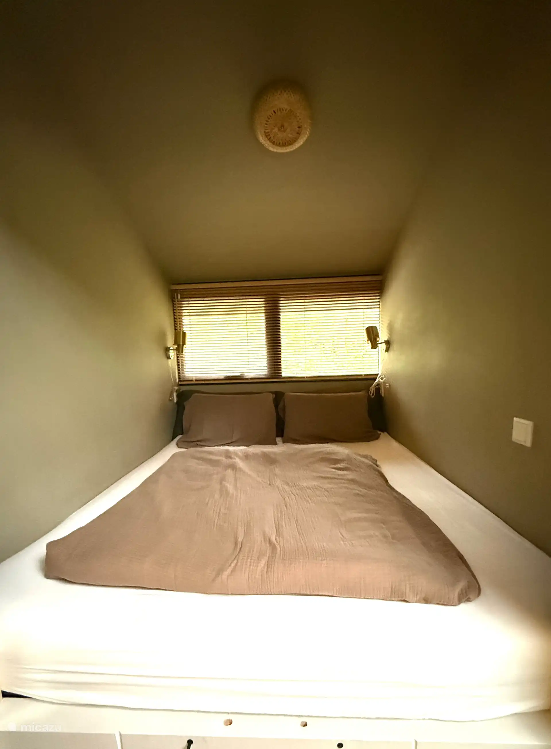 Cama acogedora con vista frontal