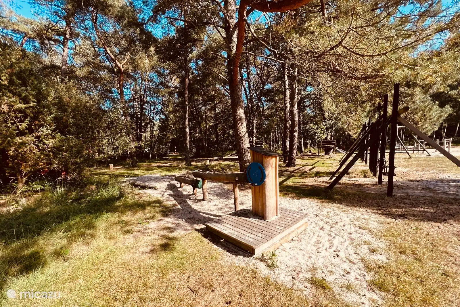 Parque natural con teleférico, columpios y curso de agua