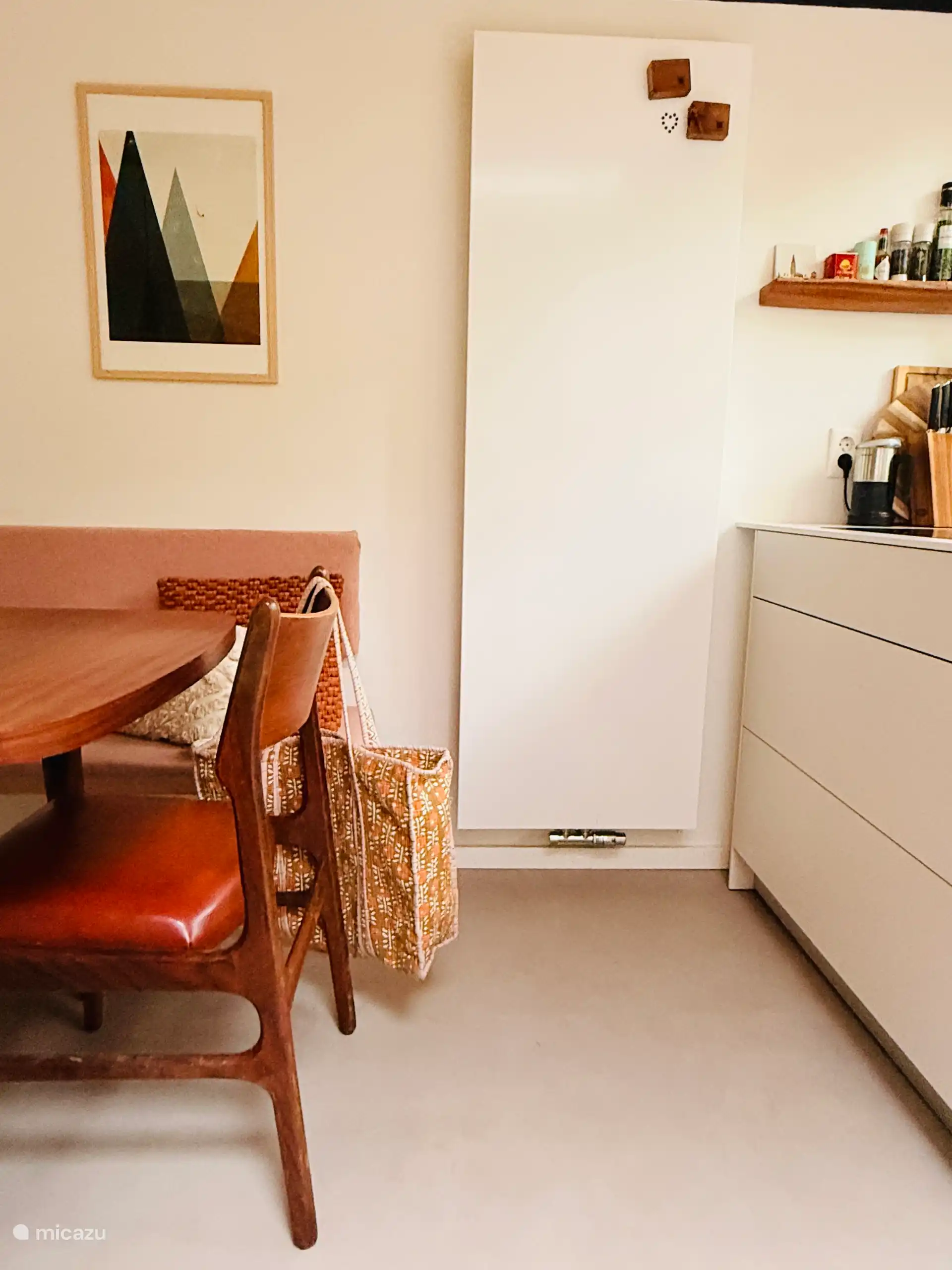 Cocina y mesa de comedor con fotos atmosféricas