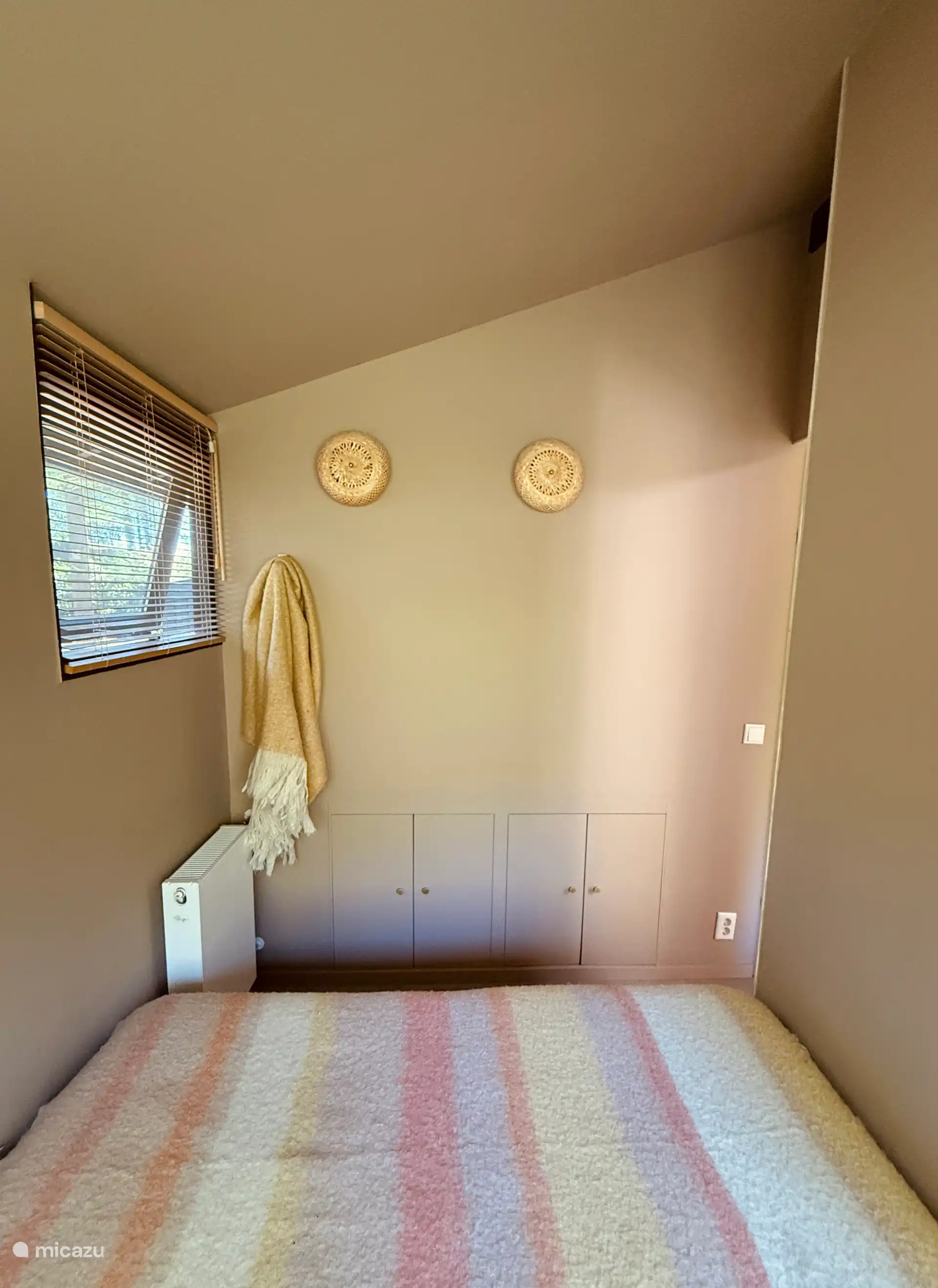 Primer dormitorio (principal), ventilación natural y mosquiteras.