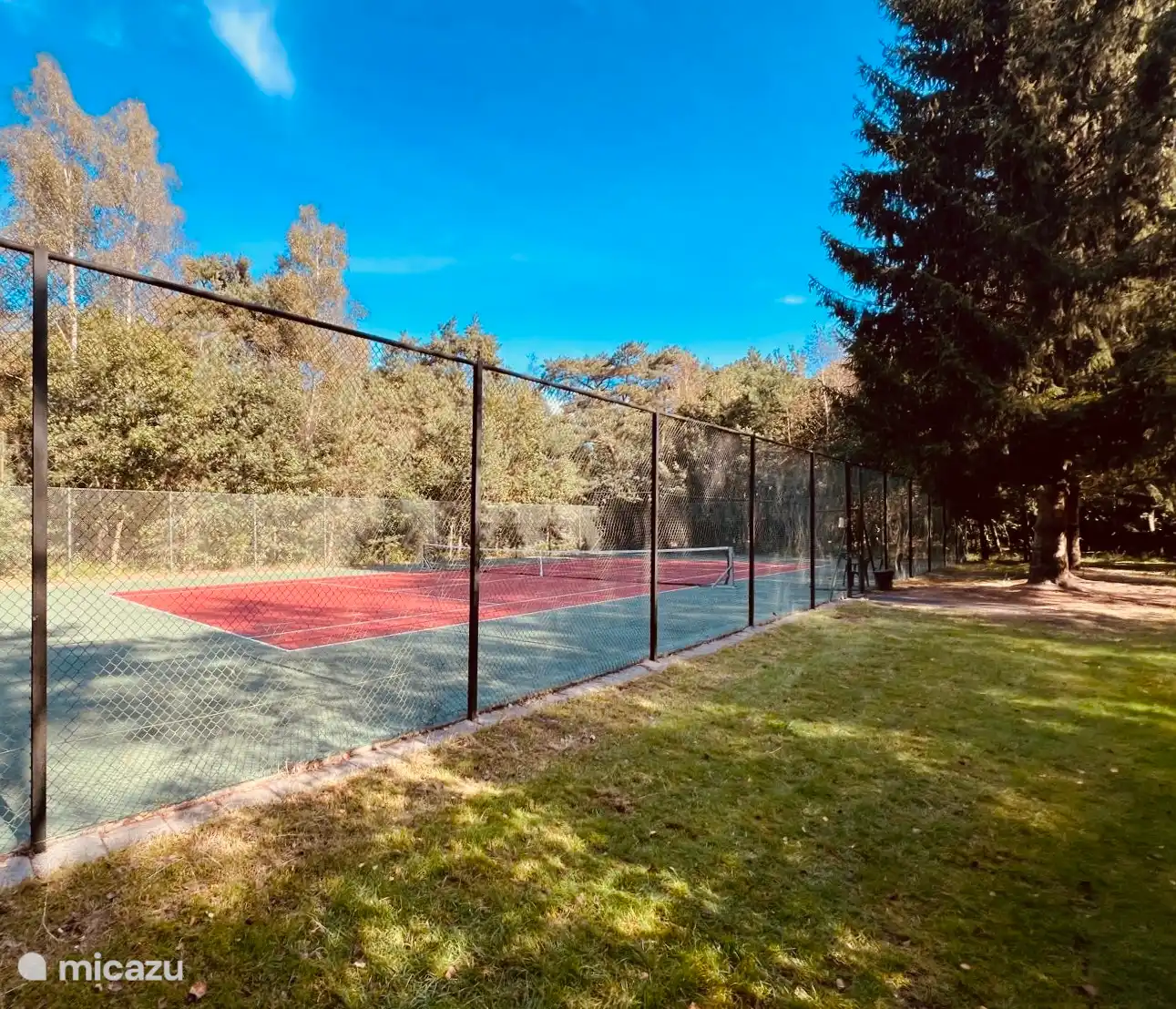 Pista de tenis, las reservas se pueden hacer en un cartel en la recepción con una tarjeta con el número de nuestra casa