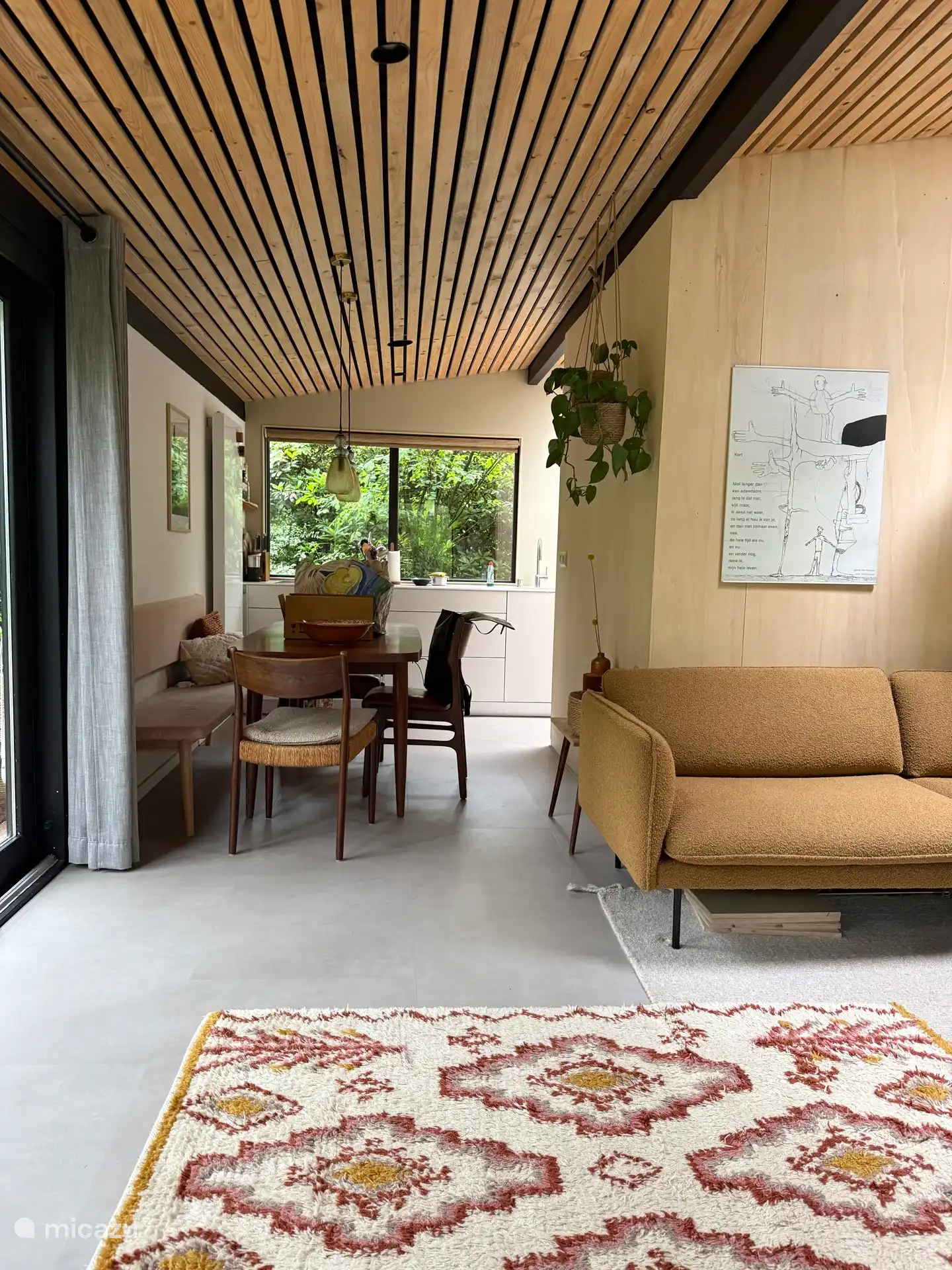 Comedor con sofá y acceso a la cocina