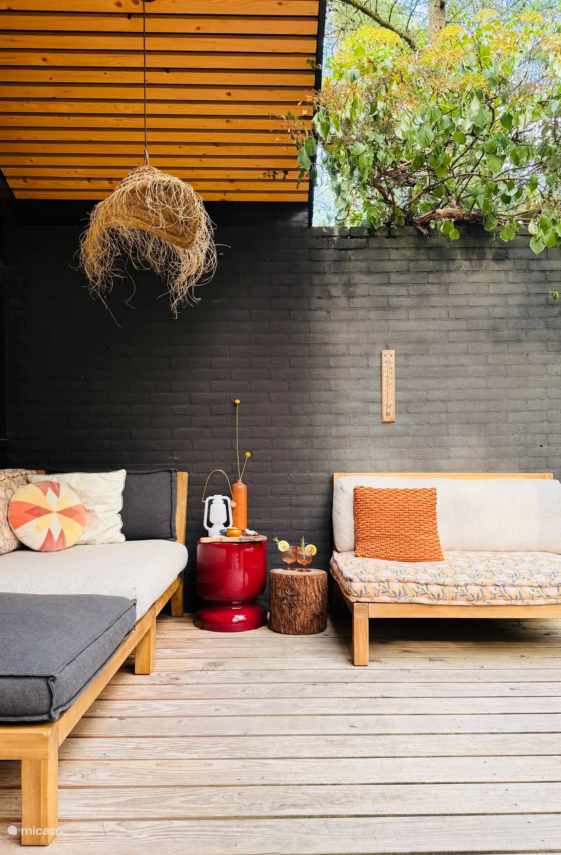 La terraza con sofá lounge y cojines acogedores