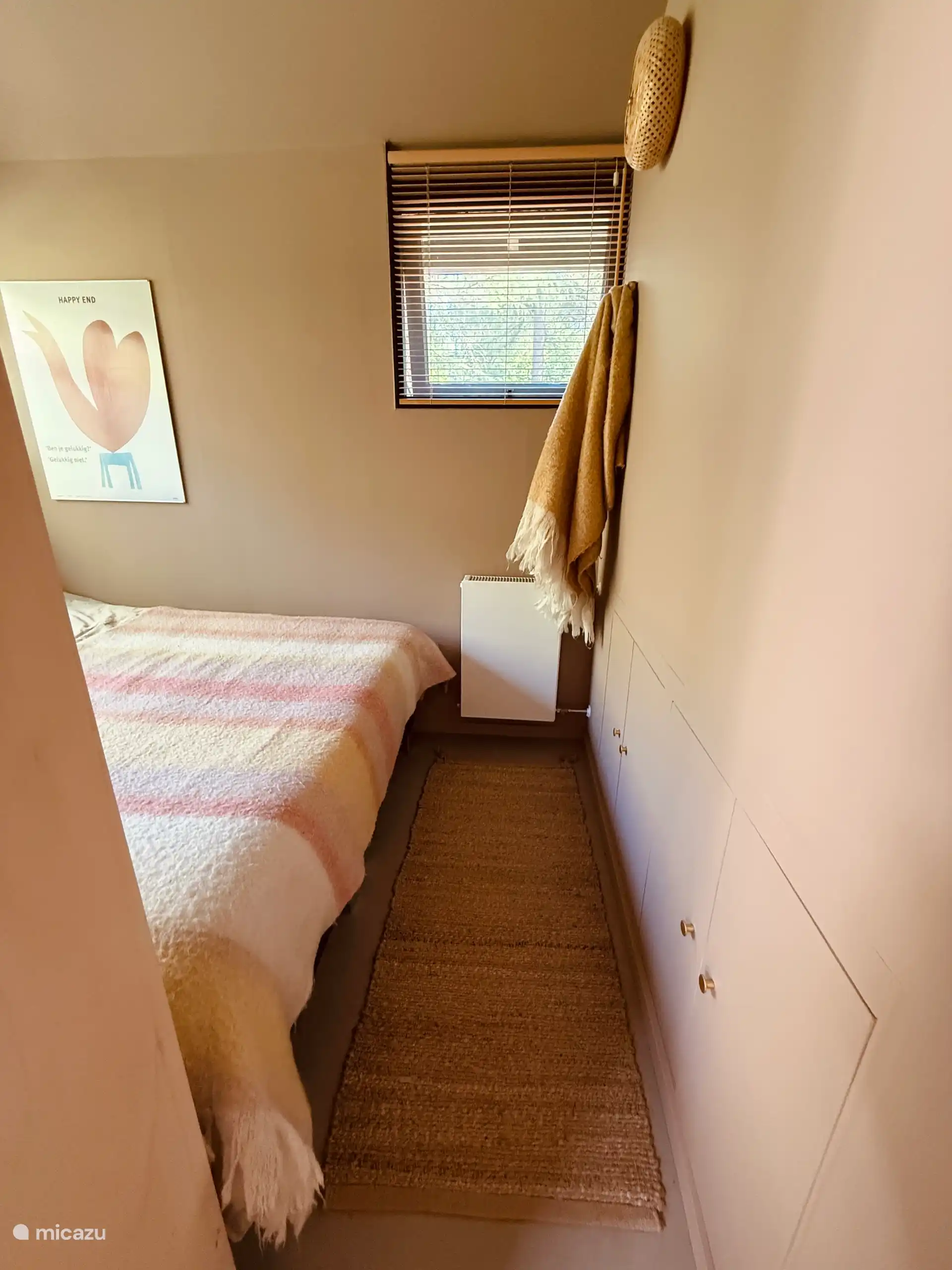 Primer dormitorio (principal) incluyendo espacio de almacenamiento en la parte inferior derecha (debajo de la cama)