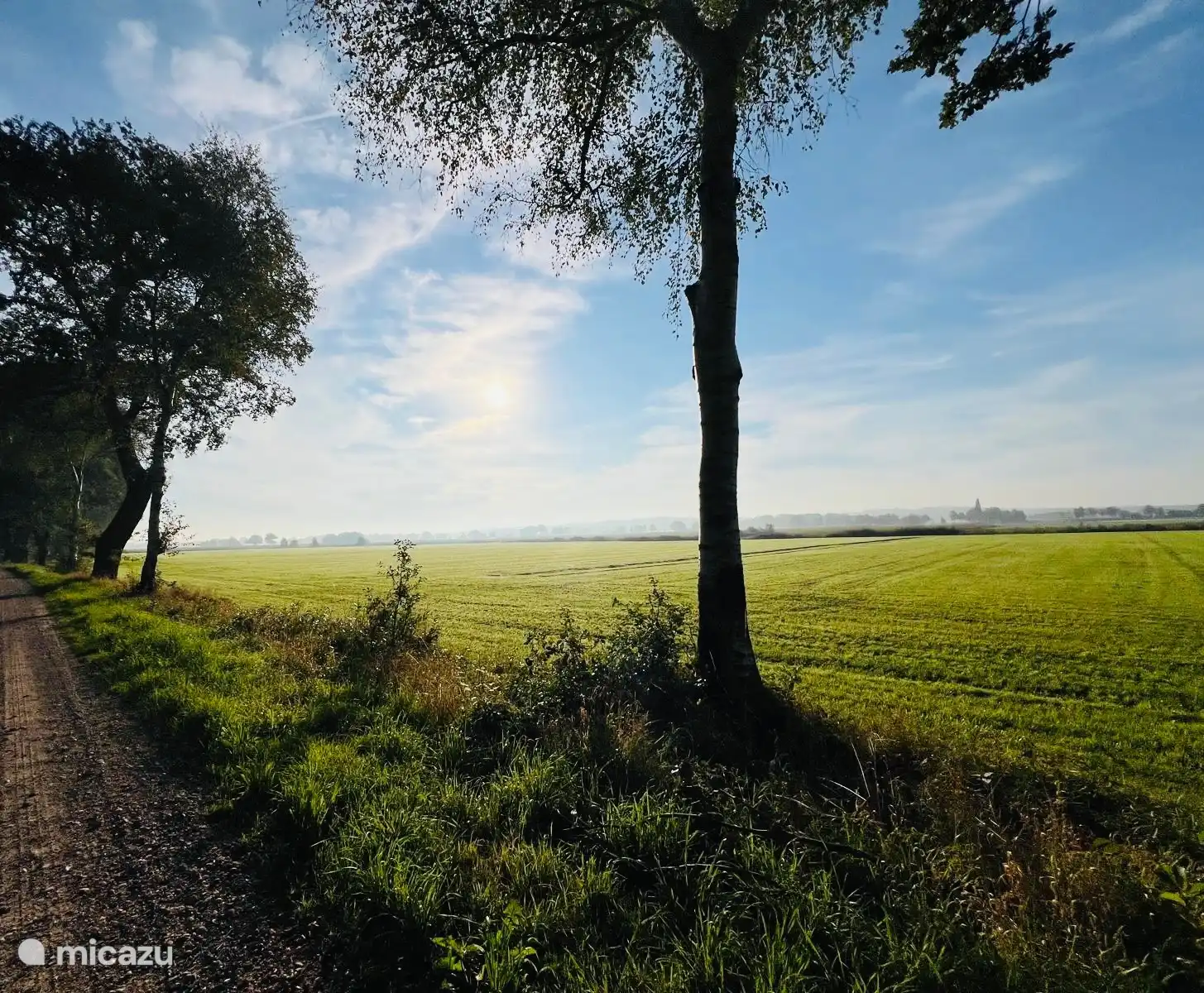 Ruta de acceso con, sobre las tierras de cultivo, una vista del Lemelerberg