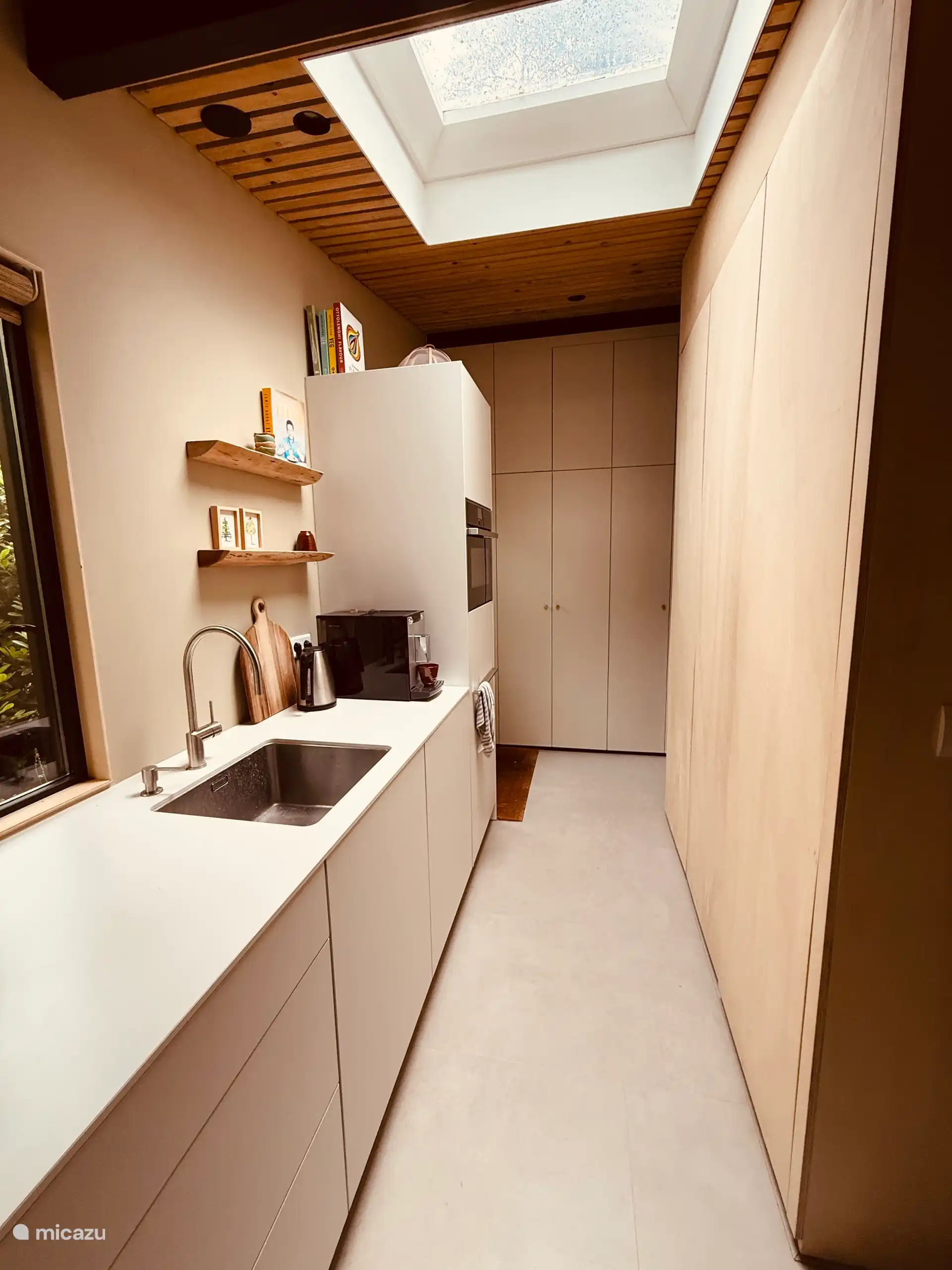 Cocina Bulthaup totalmente equipada y con mucho espacio de almacenamiento en armarios altos.