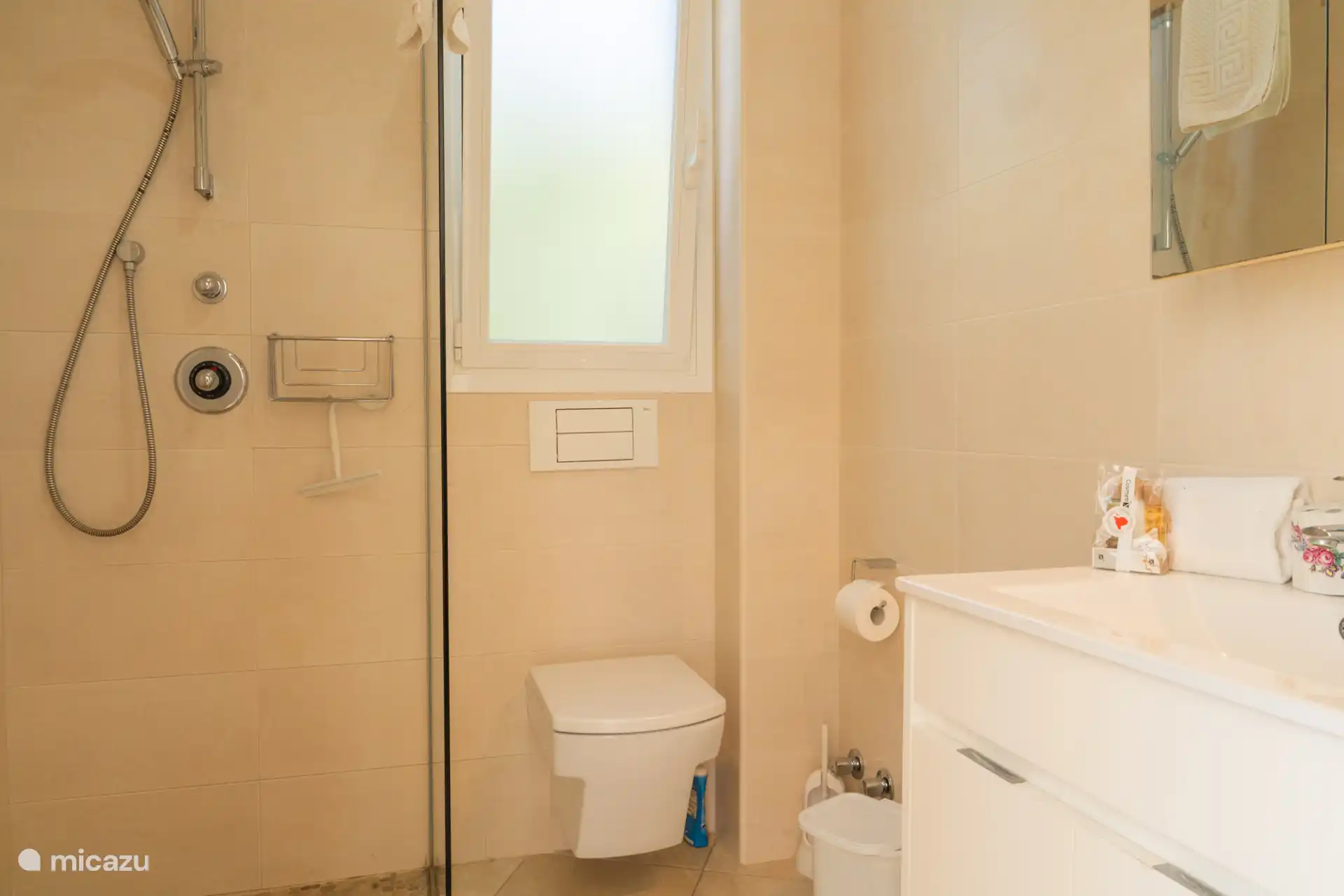 An das Studio angeschlossene Badezimmer