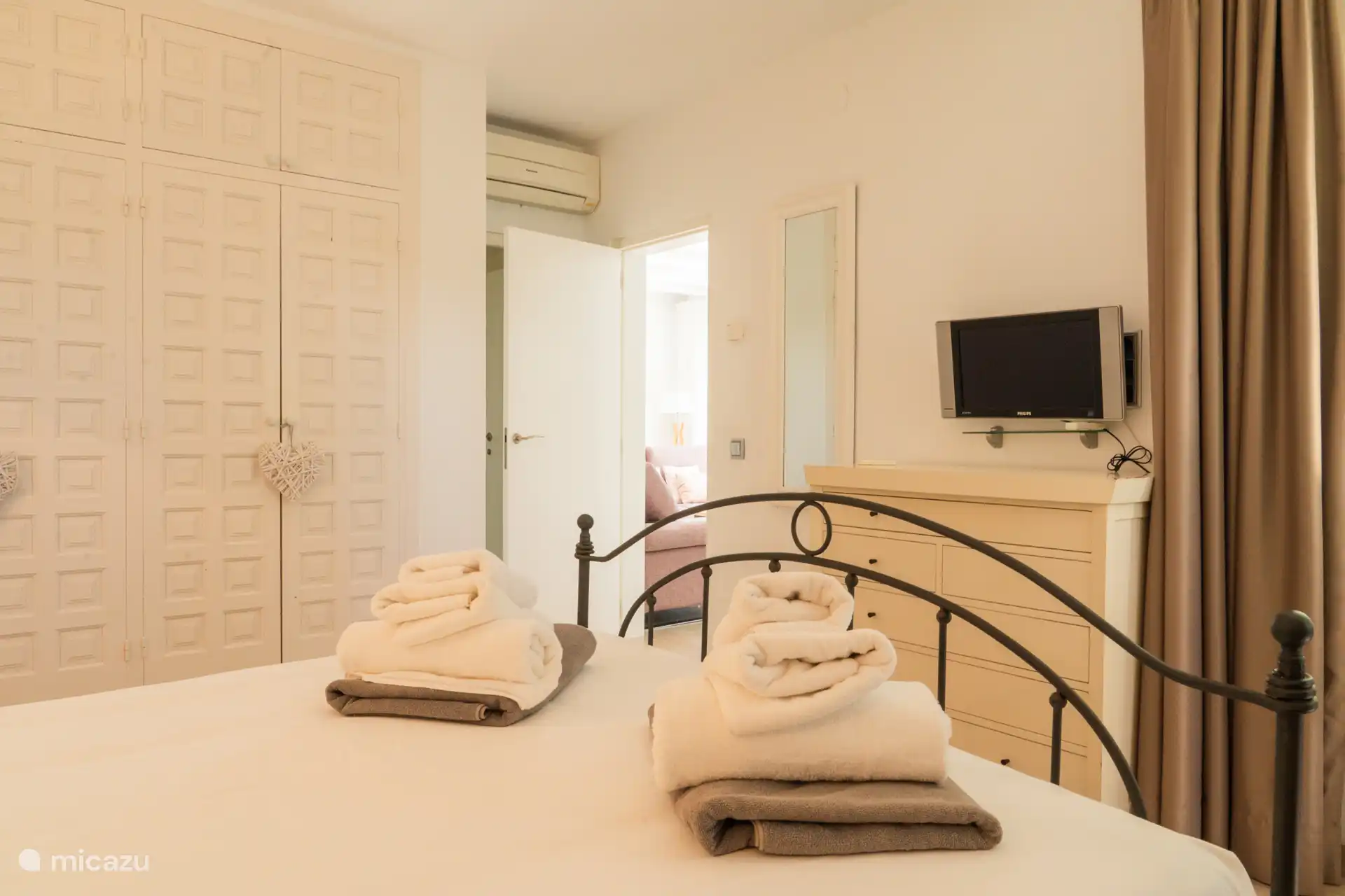 Schlafzimmer 1