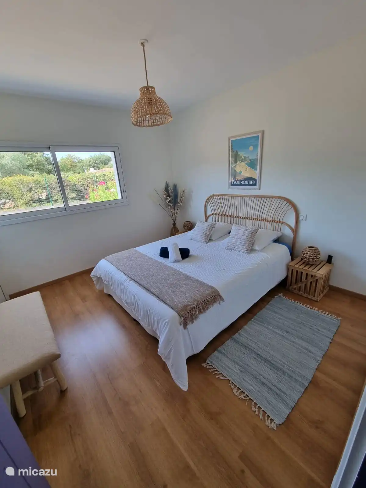Chambre 2 : vue sur jardin (exposition Nord)