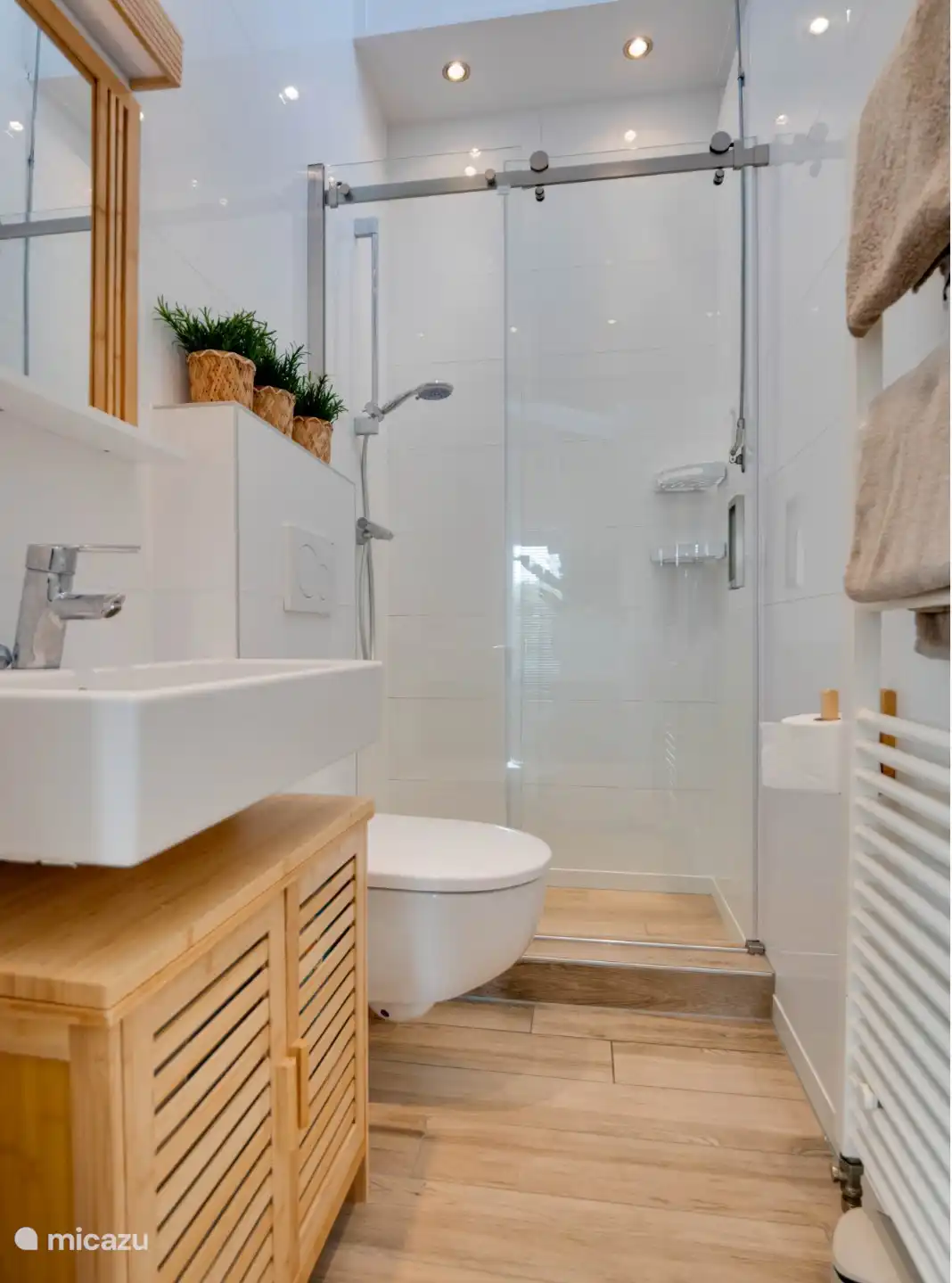 La salle de bain (rénovée en 2026) dispose d’une douche spacieuse, des toilettes et d’un lavabo