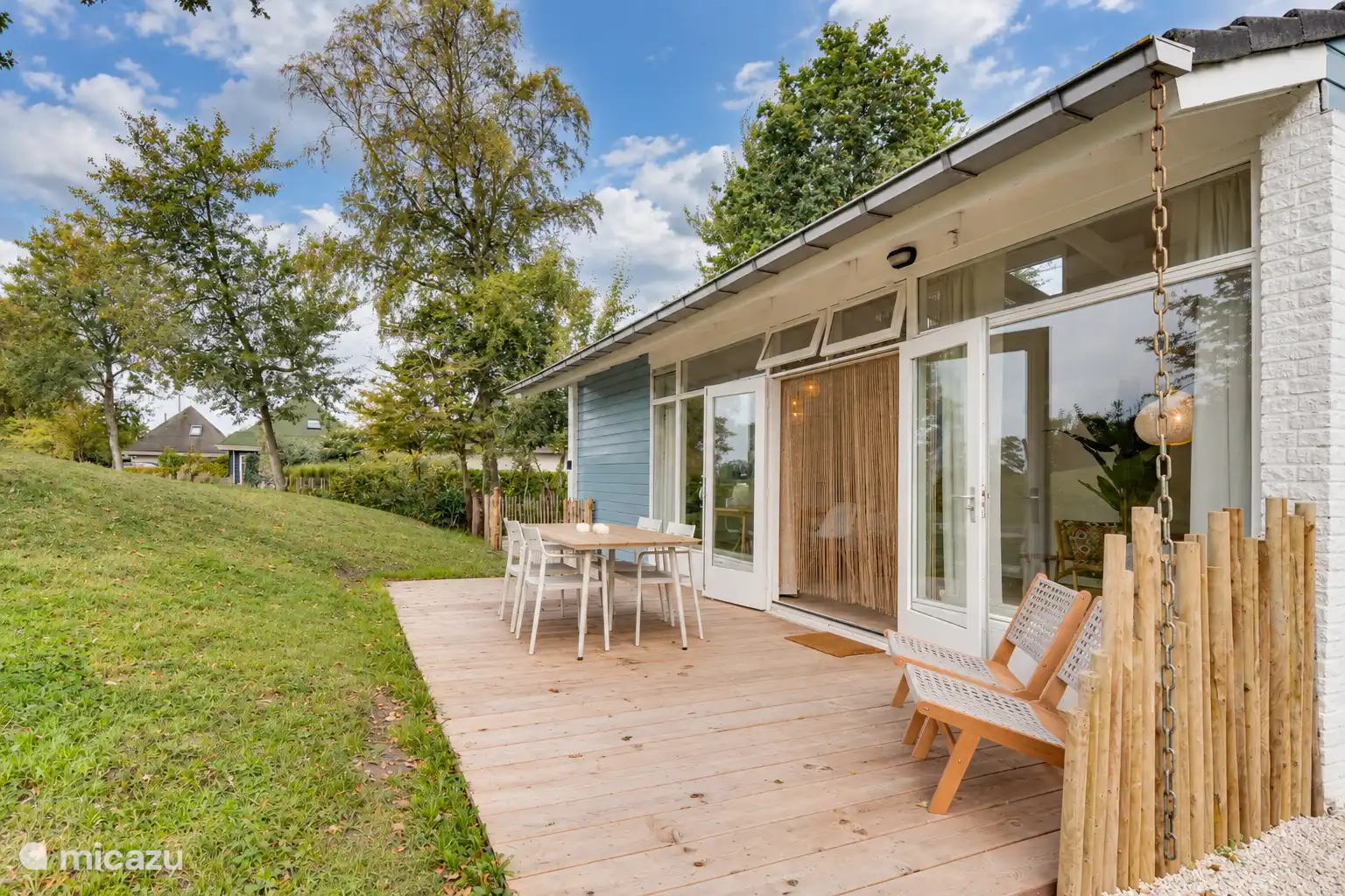 La terrasse principale avec portes-paties se trouve au sud-ouest ; Donc soleil toute la journée