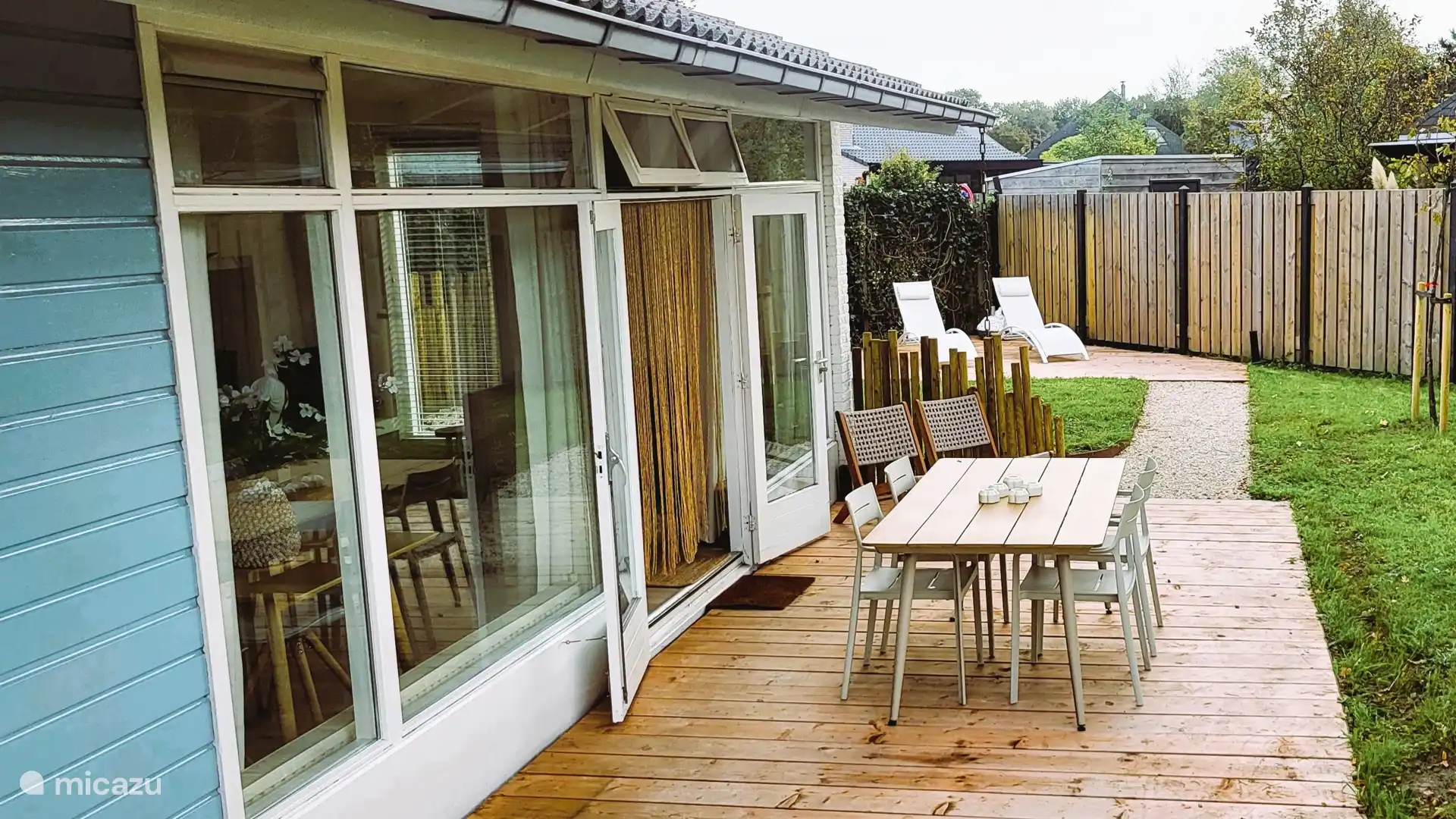 Sur les deux terrasses, vous pouvez choisir entre 2 chaises longues, 2 fauteuils ou la table à manger pour 4 personnes.