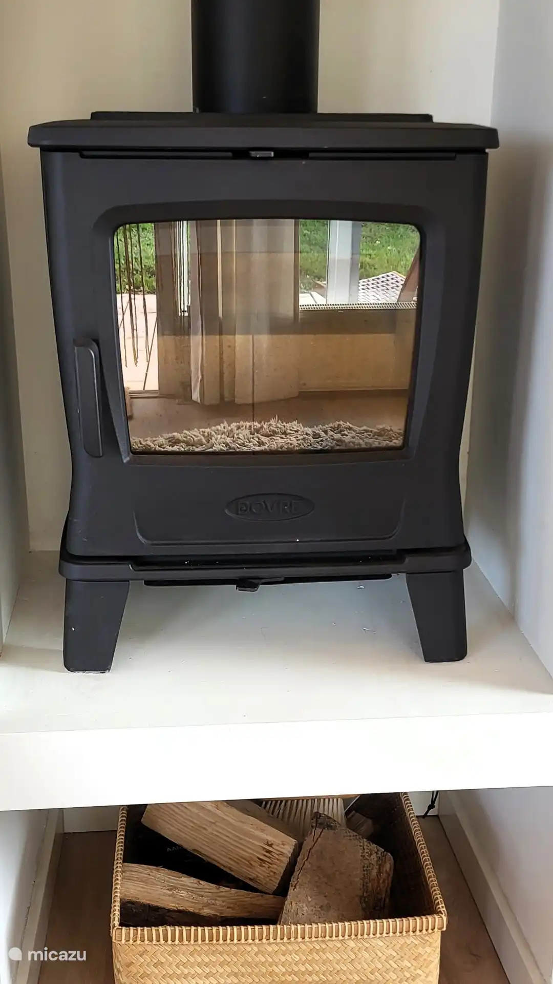 Très facile à brûler, poêle à bois. Apportez votre propre bois de chauffage !
