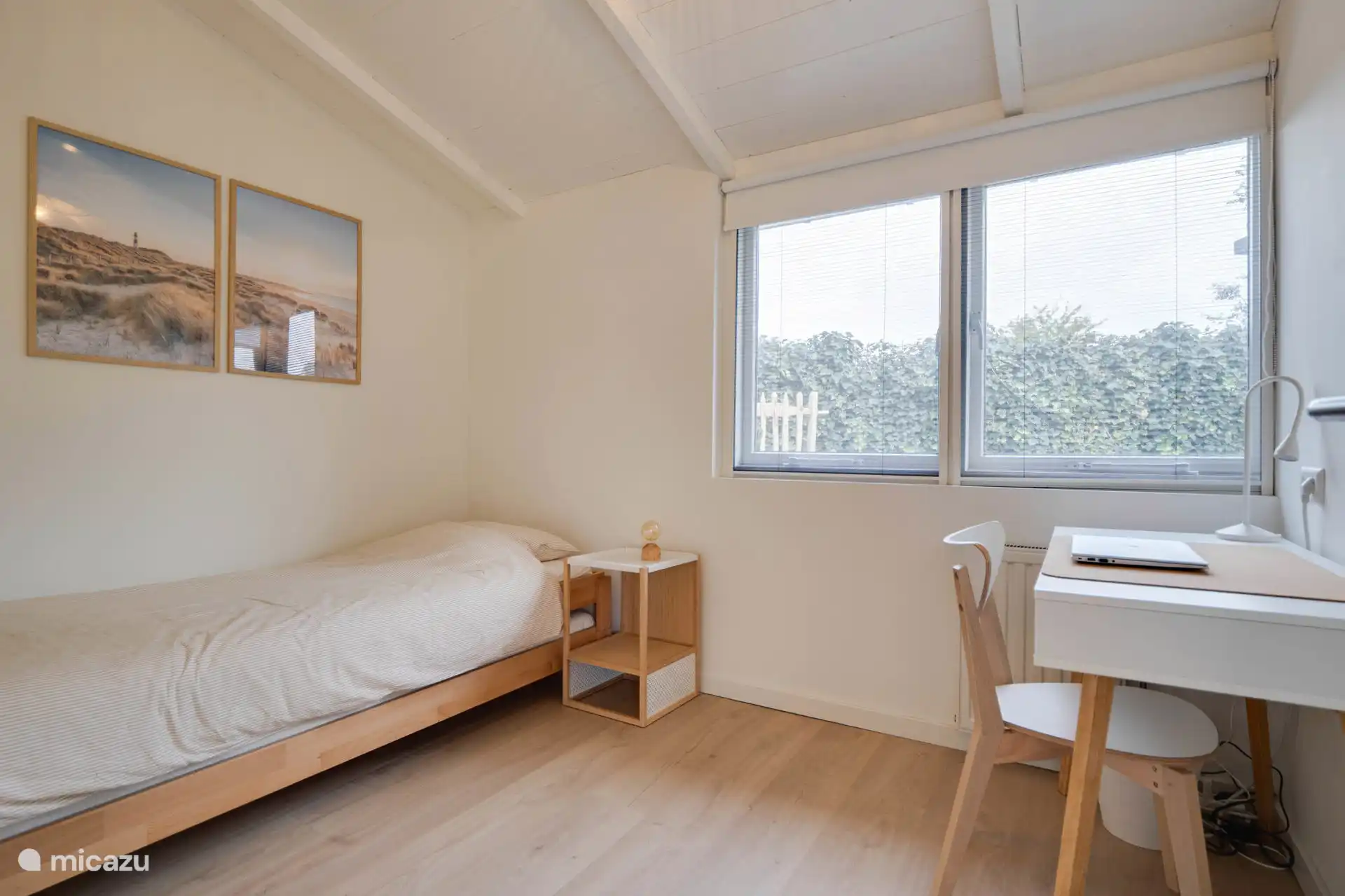 La deuxième chambre dispose d’un lit empilable (90X200 ; deux fois) et d’un bureau de travail.