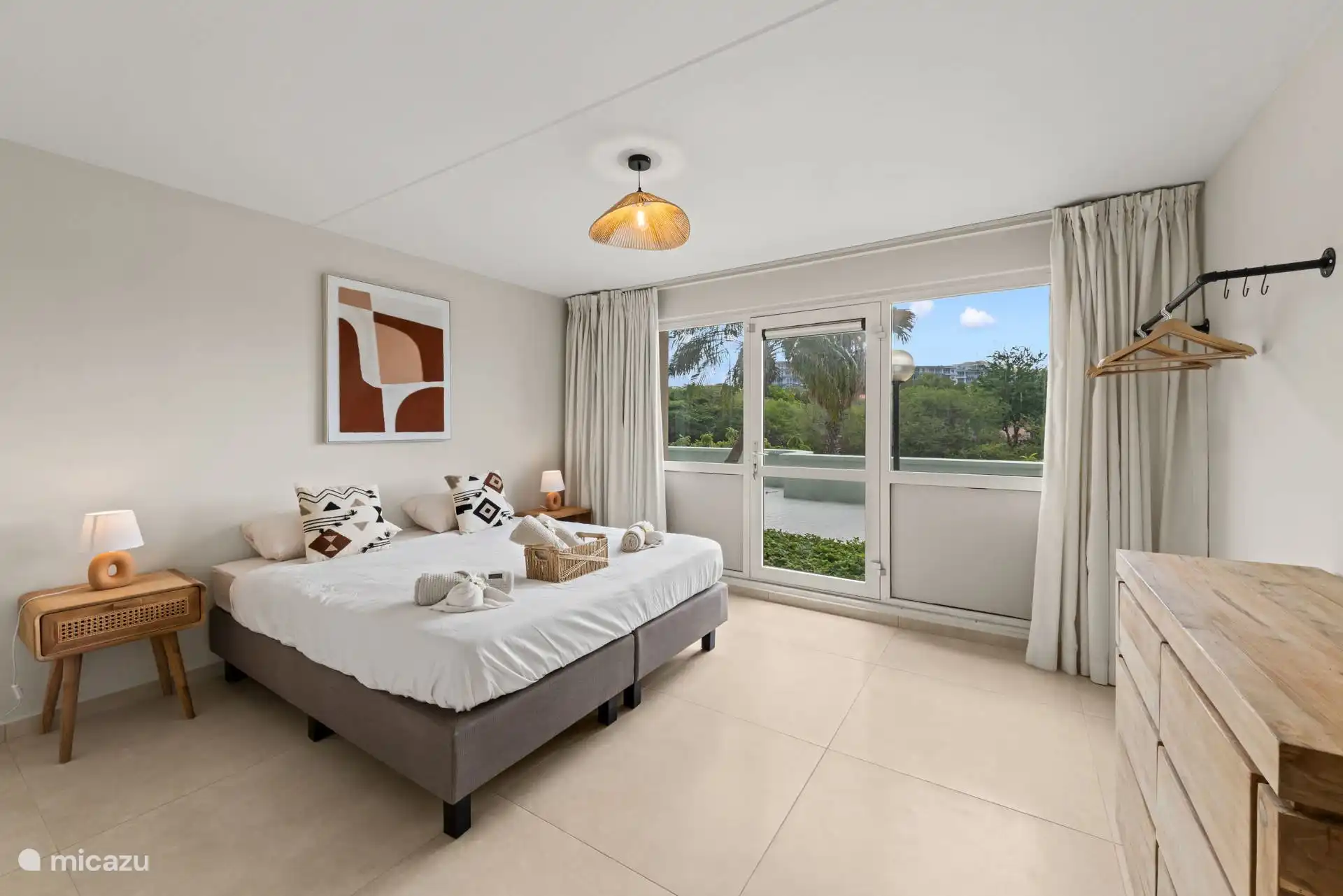 De master bedroom met ensuite badkamer