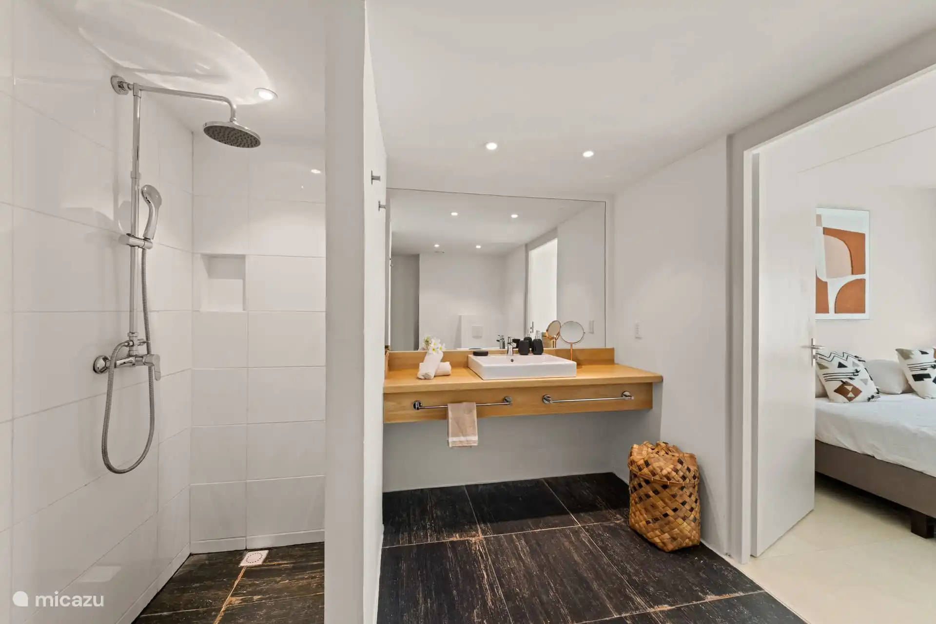 De badkamer bij de masterbedroom