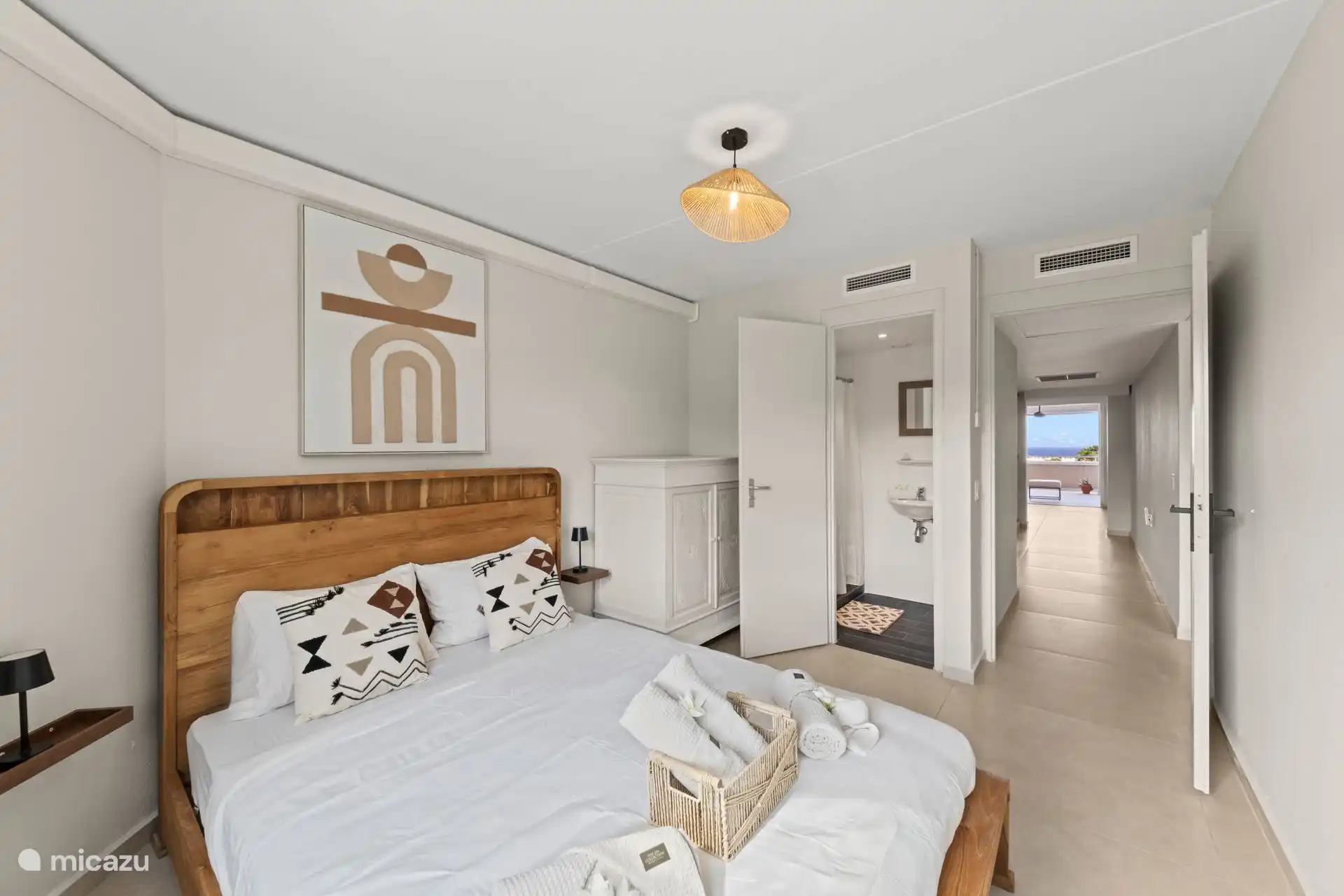 De tweede slaapkamer met queensize bed en ensuite badkamer