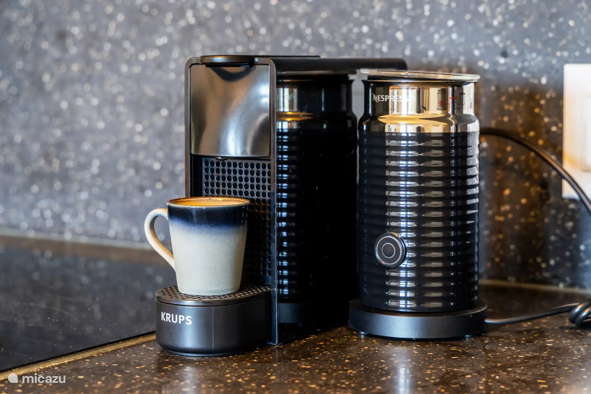 Nespresso apparaat met melkopschuimer in de keuken