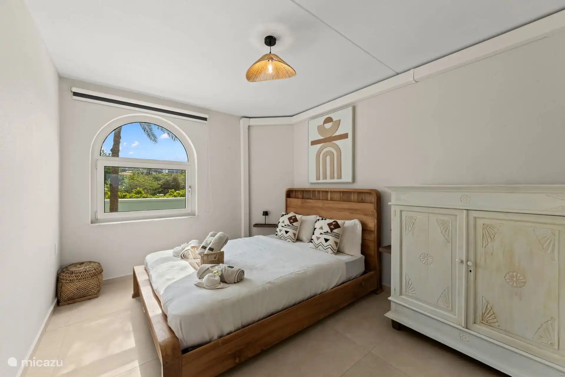 De tweede slaapkamer met queensize bed en ensuite badkamer