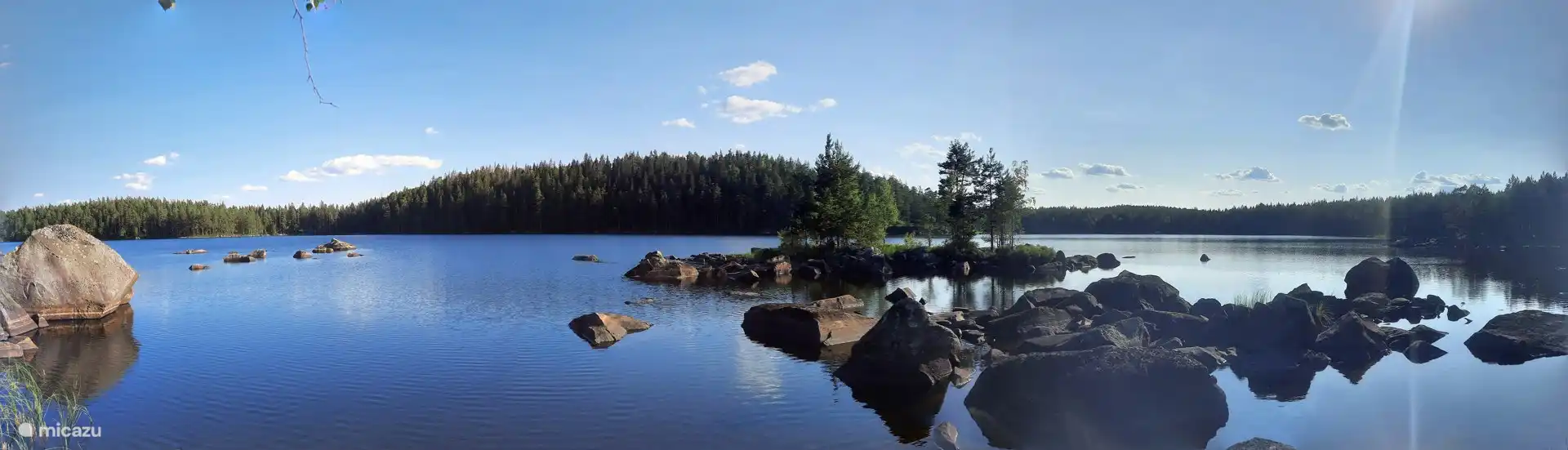 Stensjön is een natuurreservaat met een wandeling rond dit meer, dicht bij het terrein