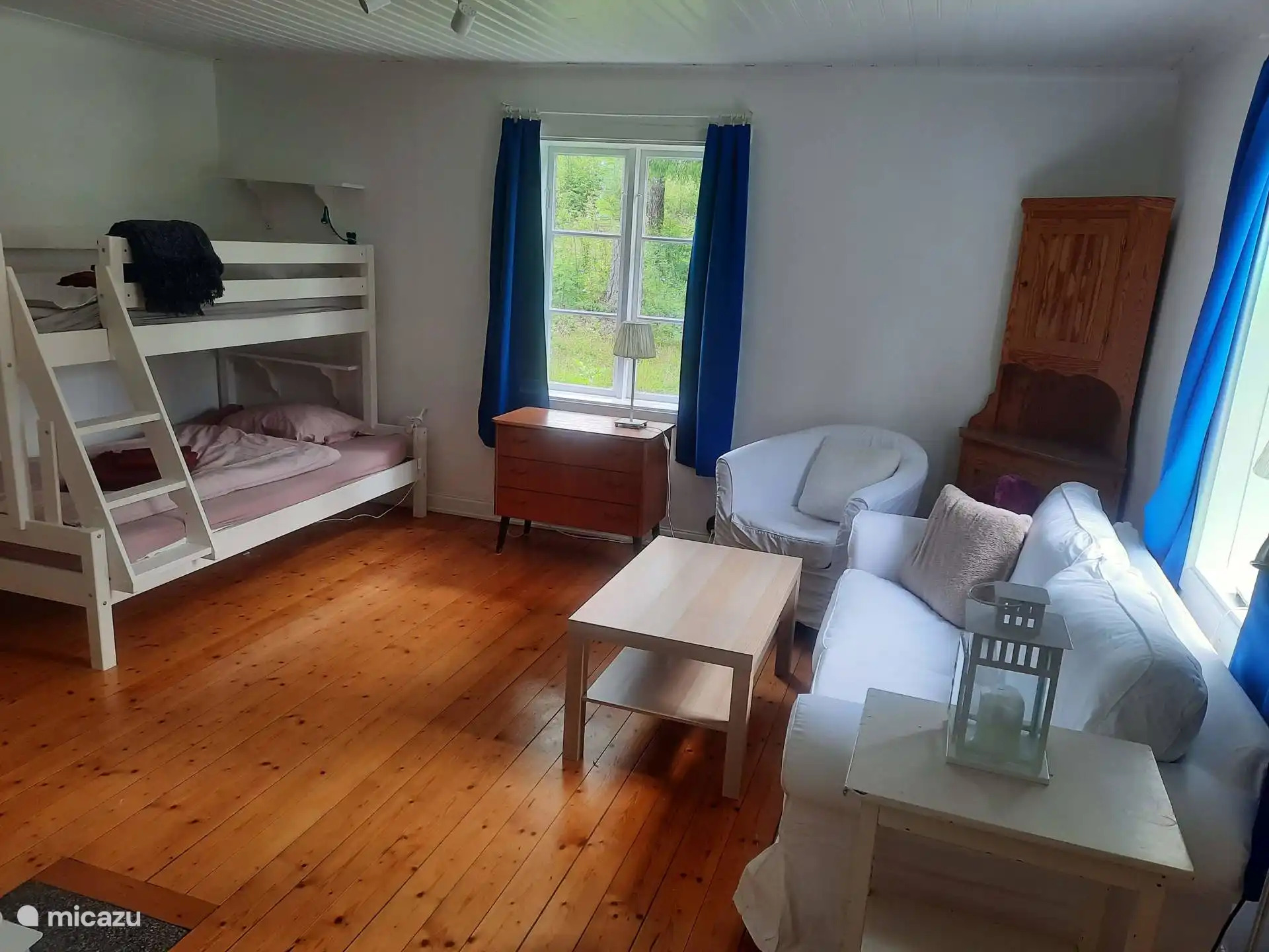 Woonkamer met stapelbedden in het hoofdgebouw