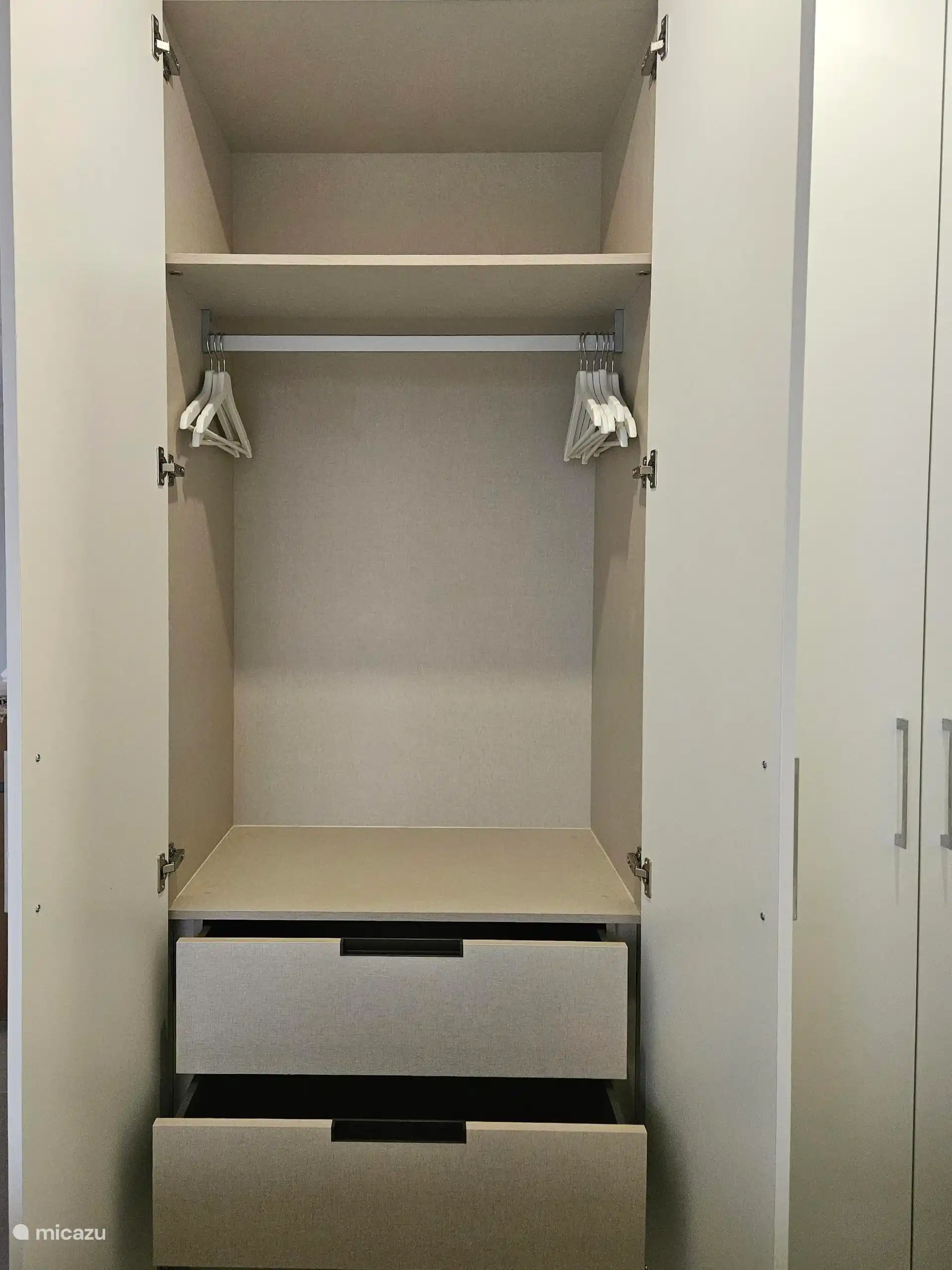 La chambre a une armoire avec plein de cintres. Un fer à repasser ou une planche à repasser est également fourni. Grâce à la climatisation et au chauffage, c’est confortable ici toute l’année